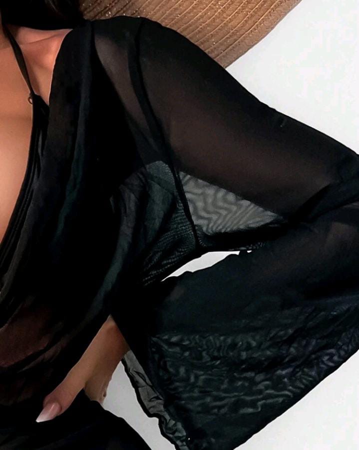 Bikini negro y vestido playero