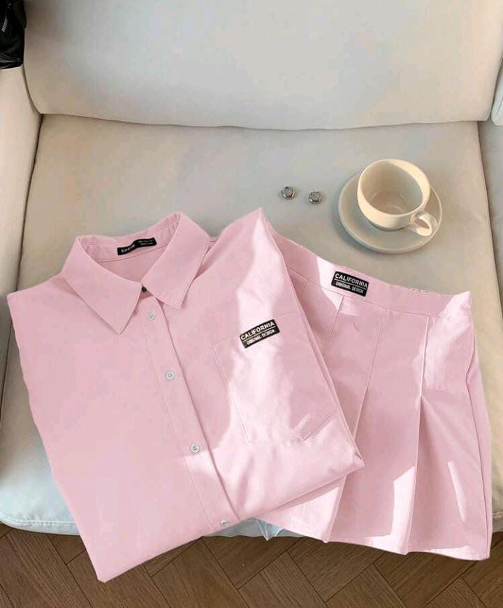 Camisa rosa y falda