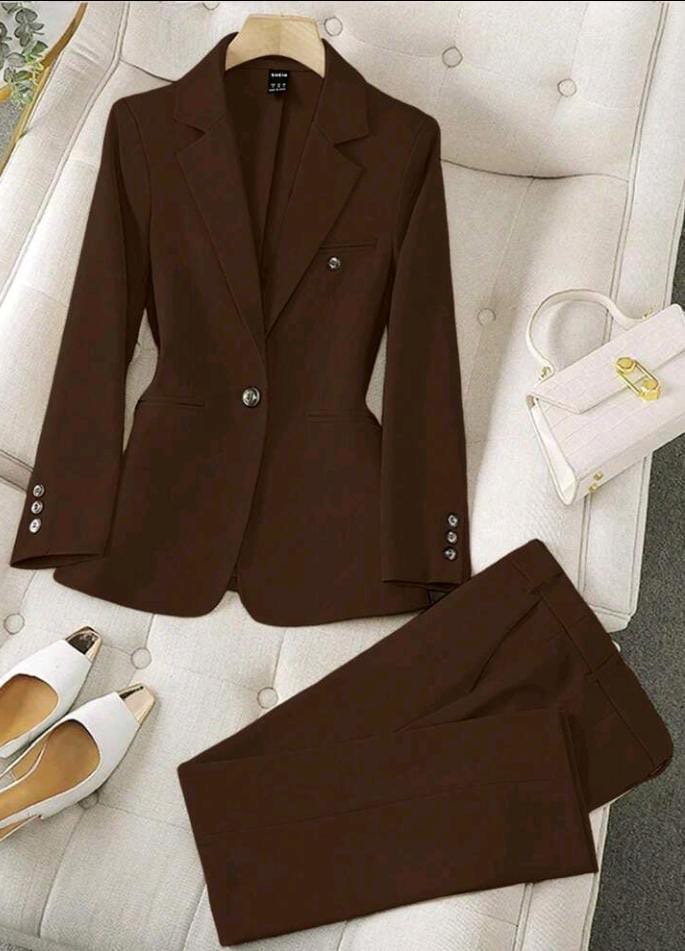 Traje marrón de mujer