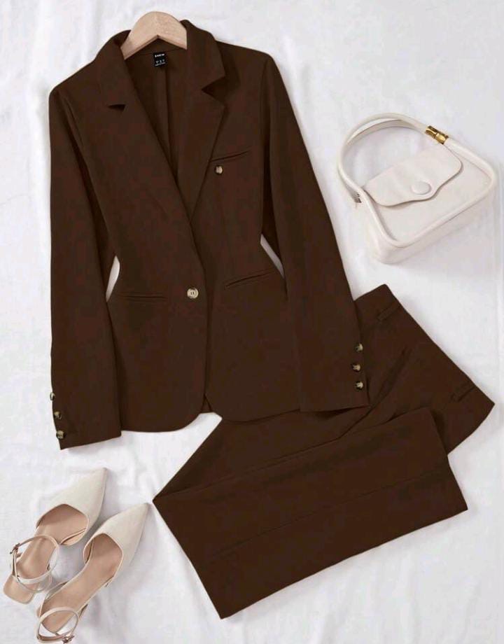 Traje marrón de mujer