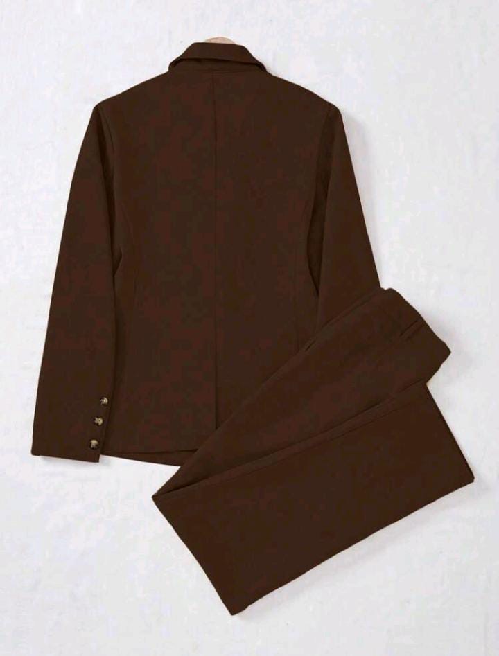 Traje marrón de mujer