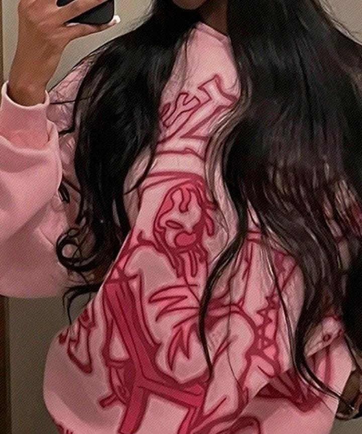 Sudadera rosa con diseño gráfico