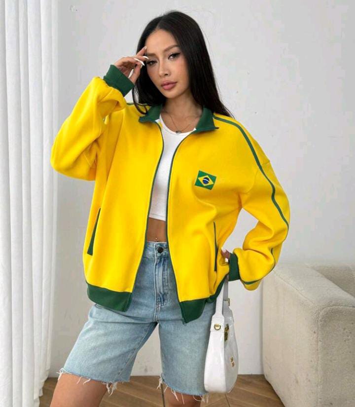 Chaqueta amarilla con bandera de Brasil