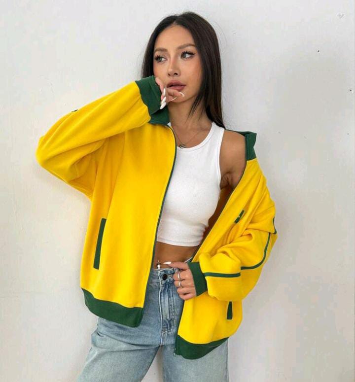 Chaqueta amarilla con bandera de Brasil