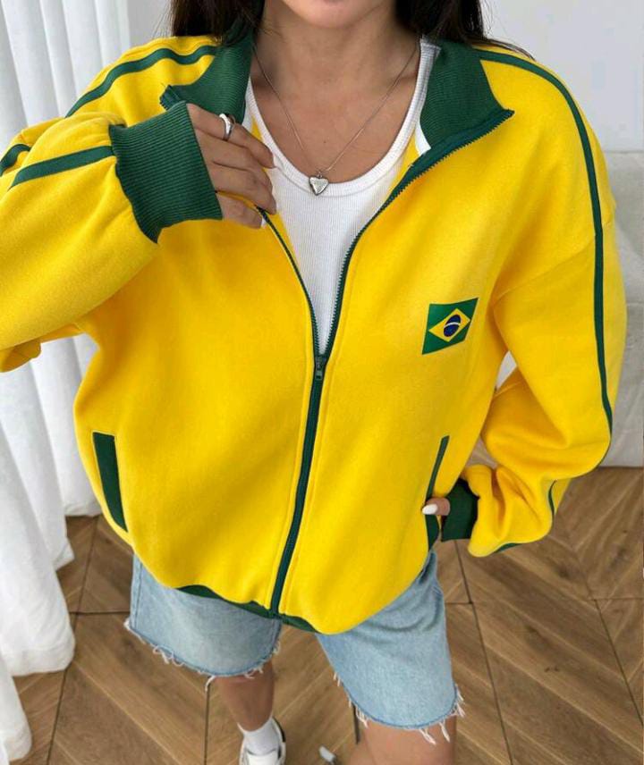 Chaqueta amarilla con bandera de Brasil
