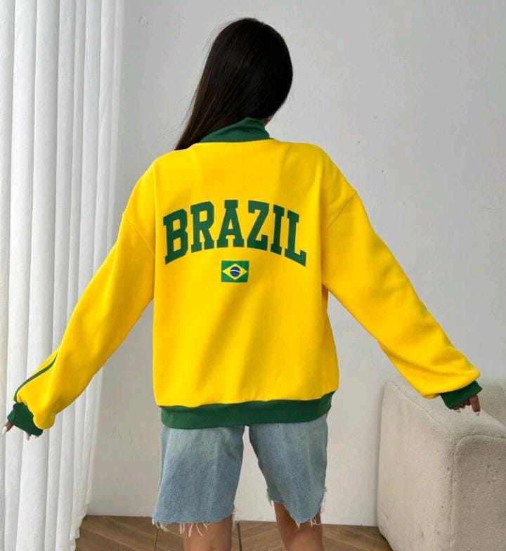 Chaqueta amarilla con bandera de Brasil