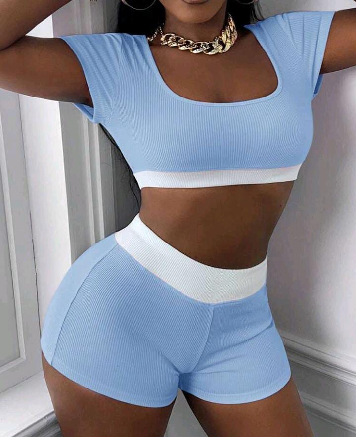 Conjunto deportivo azul