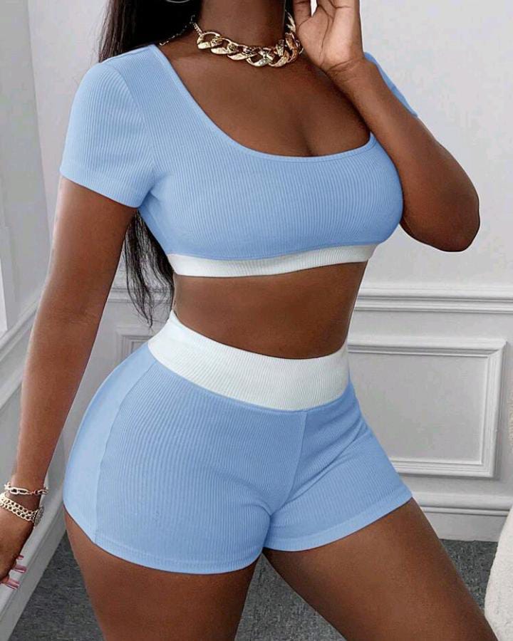 Conjunto deportivo azul