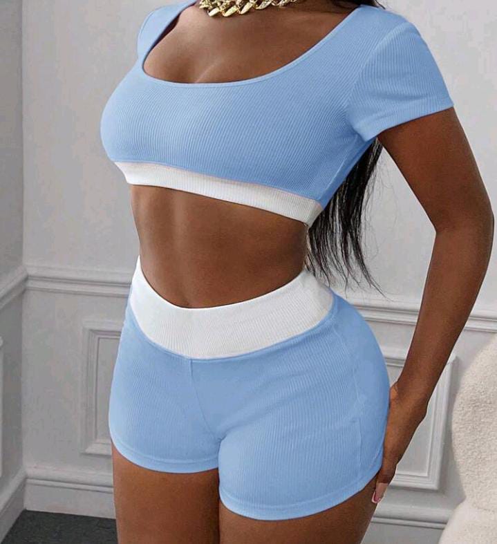 Conjunto deportivo azul