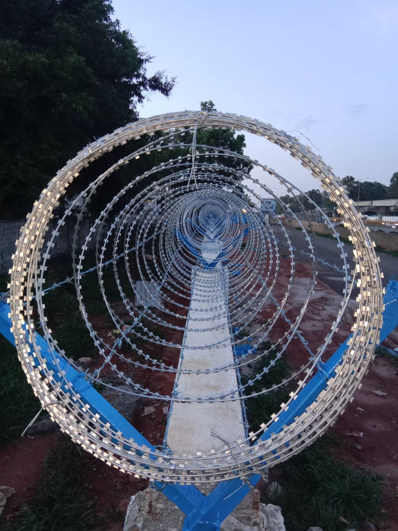 RAZOR BLADES INSTALLATION 