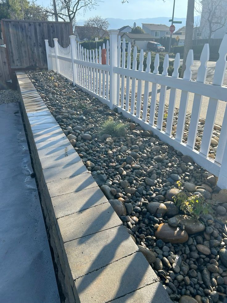 RCC PICKET FENCING INSTALLATION