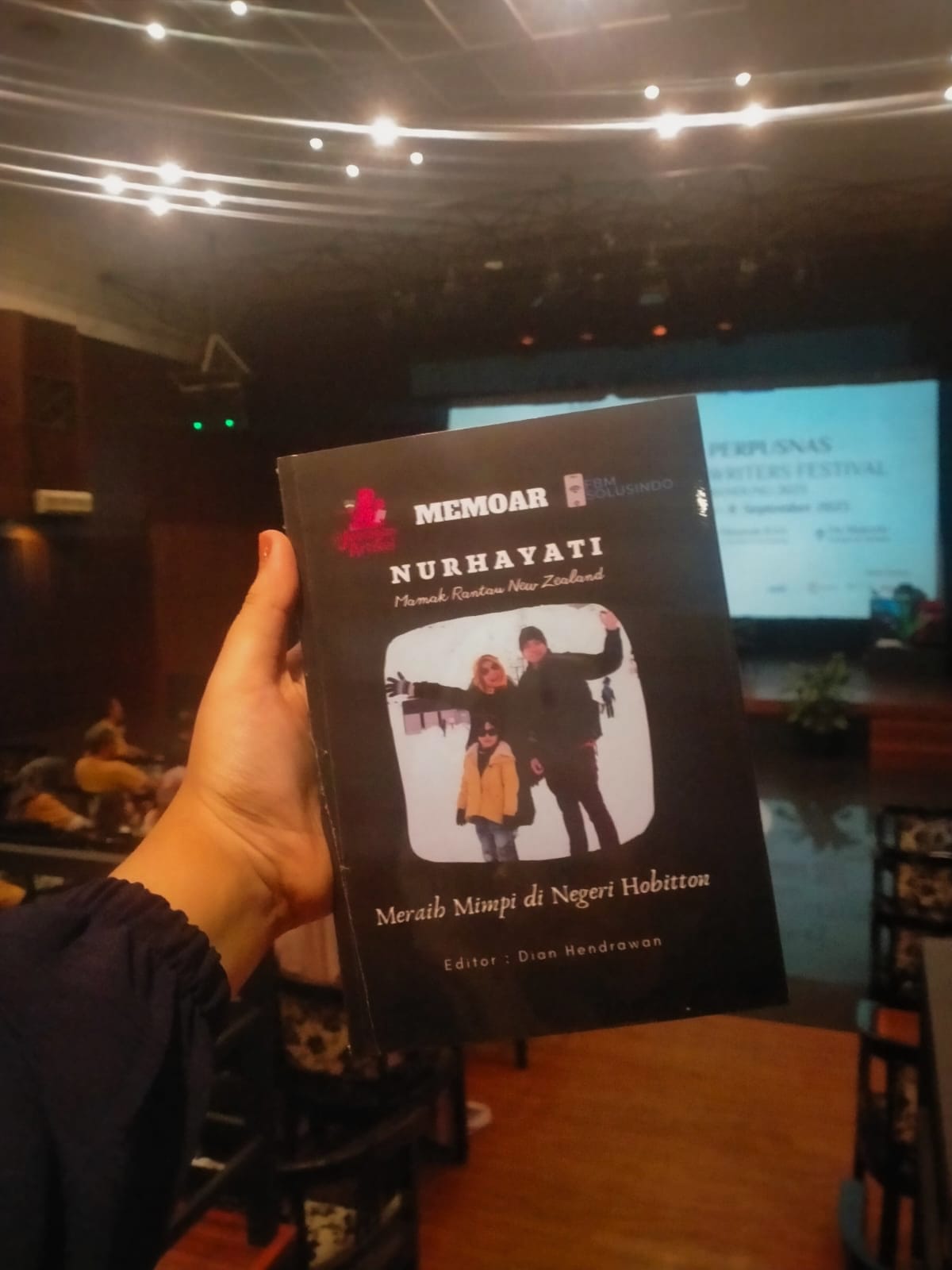 Memoar Nurhayati: Menulis Mimpi di Negeri Hobbiton