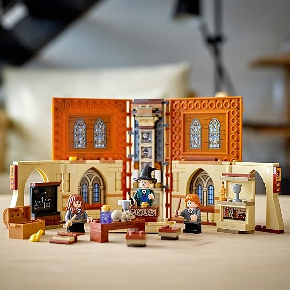 76382 LEGO® Harry Potter™ Momento Hogwarts™: Aula de Transfiguração; Kit de Construção (240 peças)