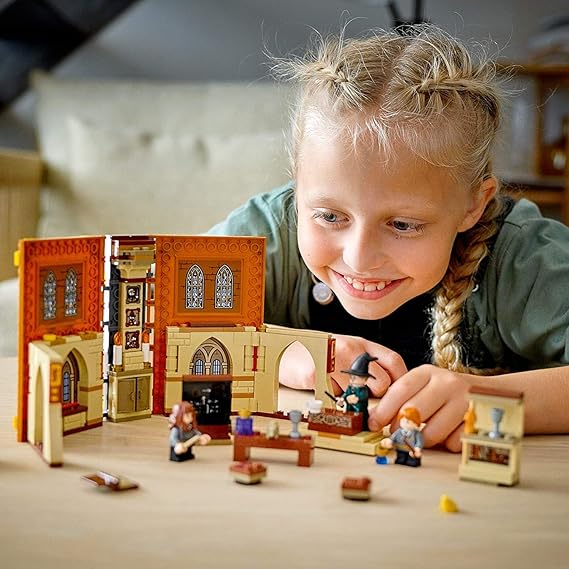 76382 LEGO® Harry Potter™ Momento Hogwarts™: Aula de Transfiguração; Kit de Construção (240 peças)