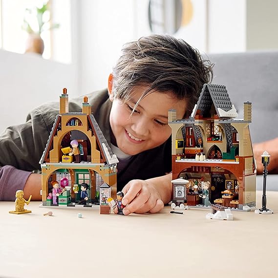 76388 LEGO® Harry Potter™ Visitando a Aldeia Hogsmeade™; Kit de Construção (851 peças)