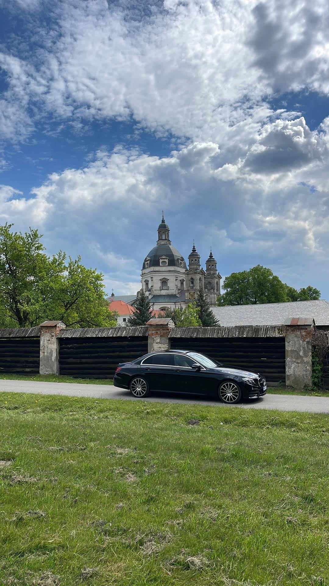 Mercedes E klasės nuoma su vairuotoju 