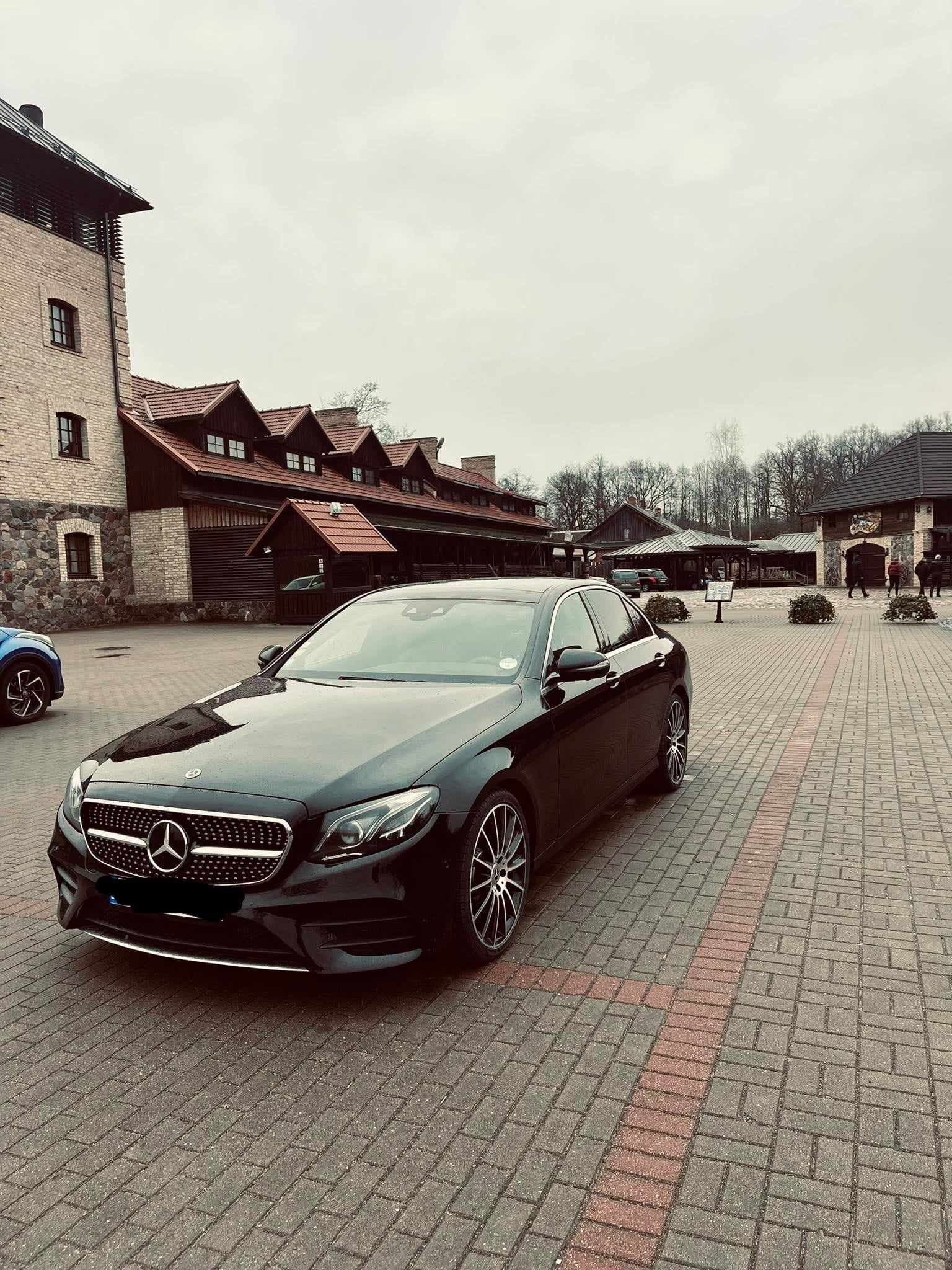Mercedes E klasės nuoma su vairuotoju 