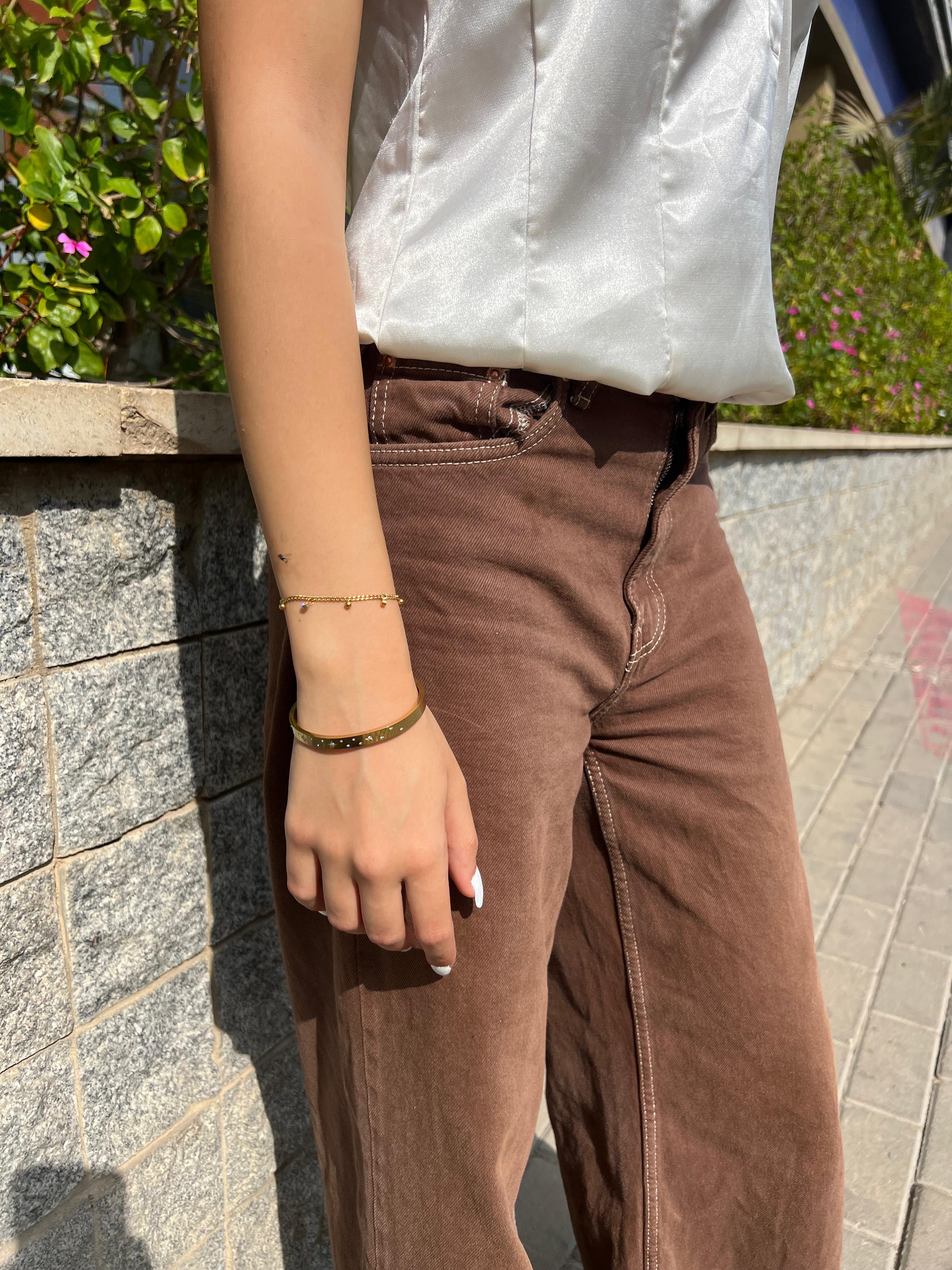 Dainty detail Gold bangle