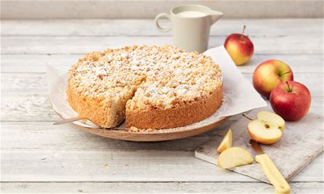 German Apple Cinnamon Crumble Cake / "Apfelkuchen mit Zimtstreuseln"