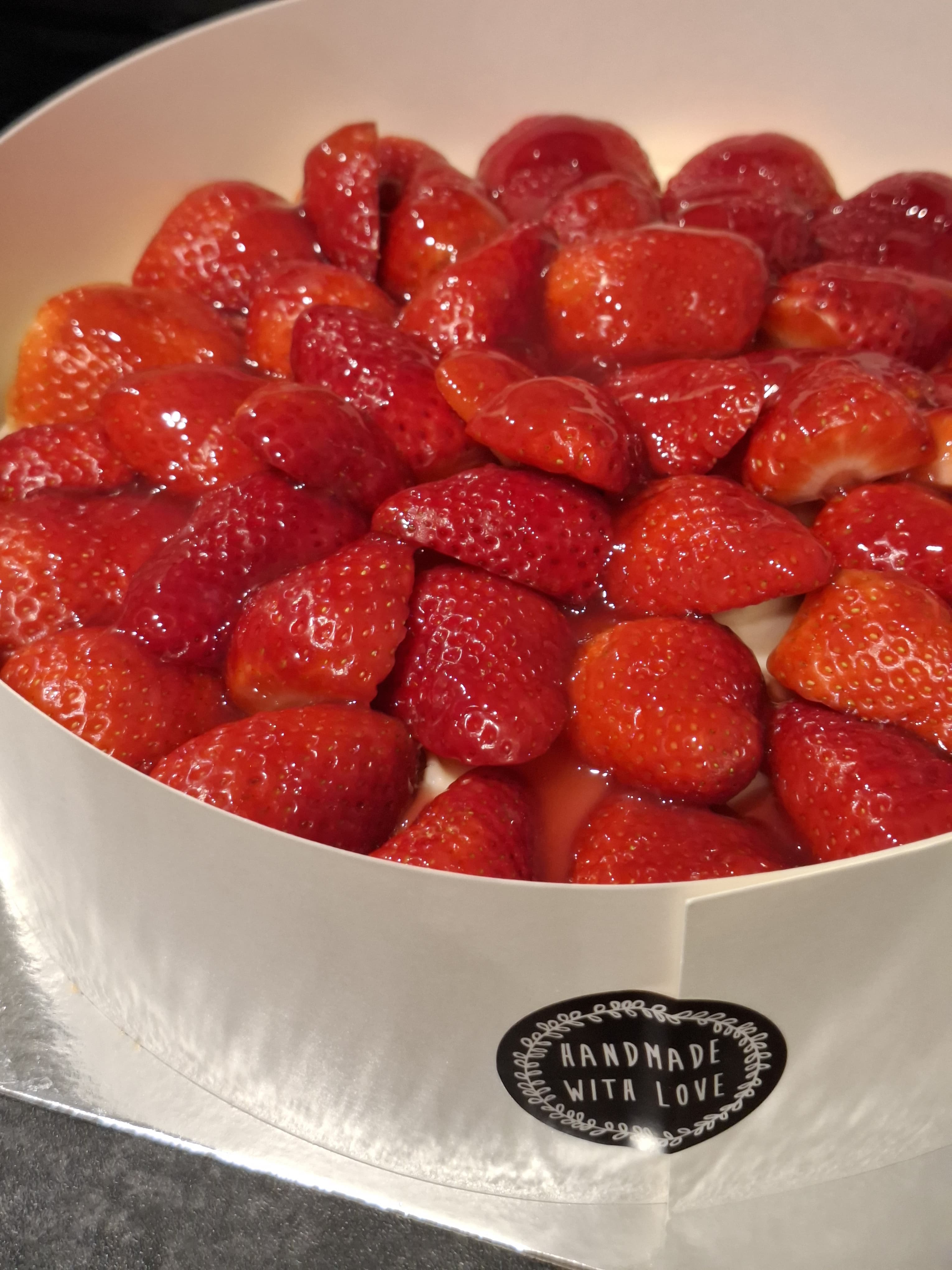 Strawberry Vanilla Sponge Cake / "Erdbeer- Vanille -Kuchen" (for local delivery only)