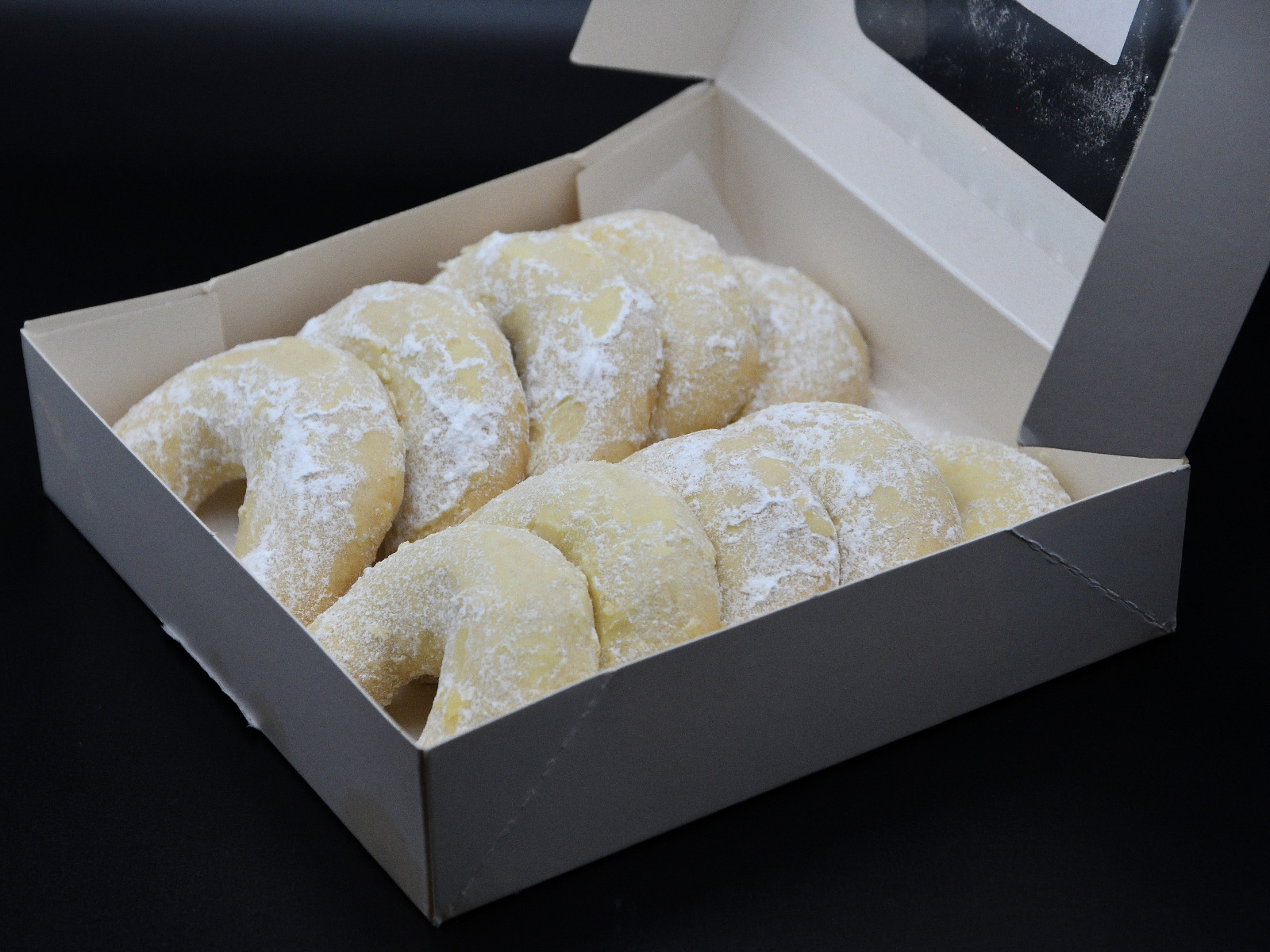 German Vanilla Crescent Cookies / "Vanillekipferl"