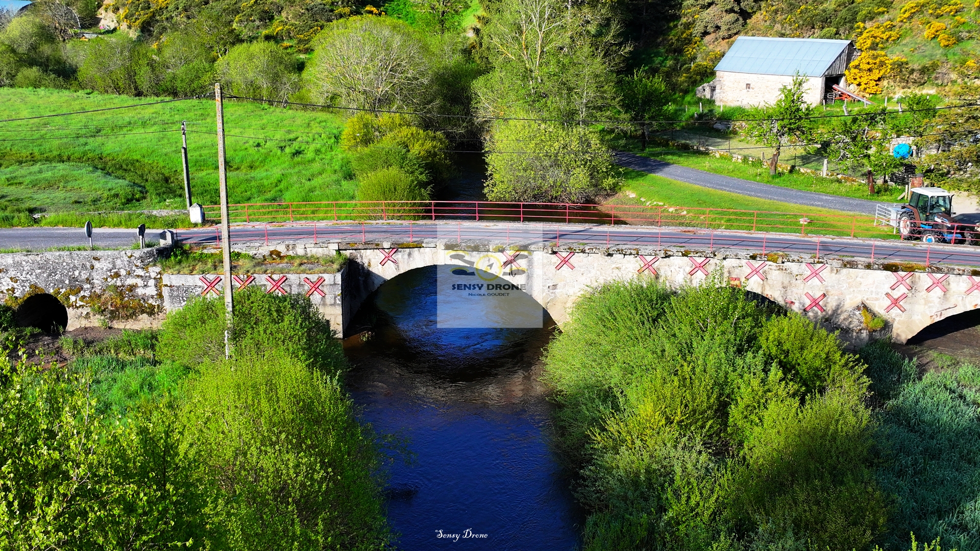 Les Estrets – Pont et pierre sur le chemin de Fontans