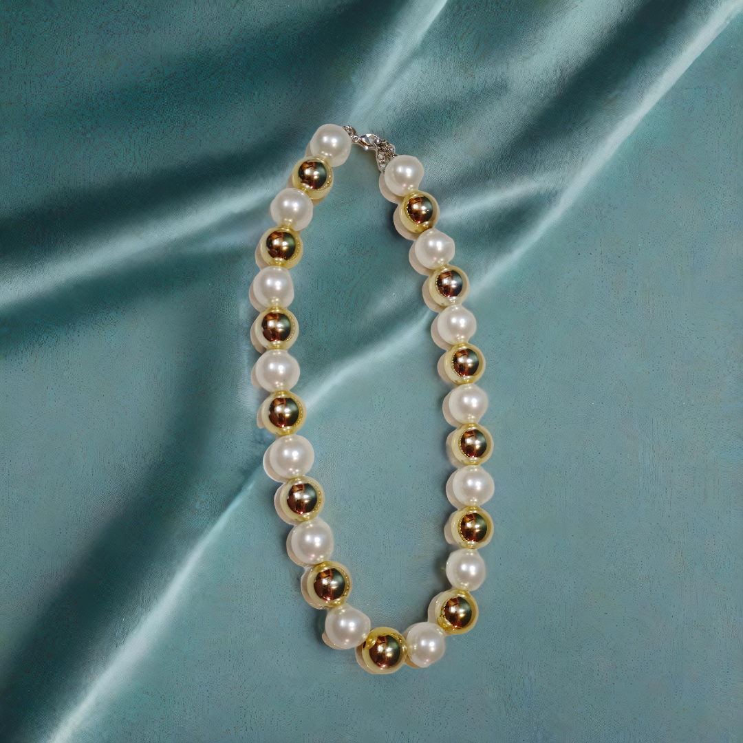 Elegant Gold and Pearl Necklace