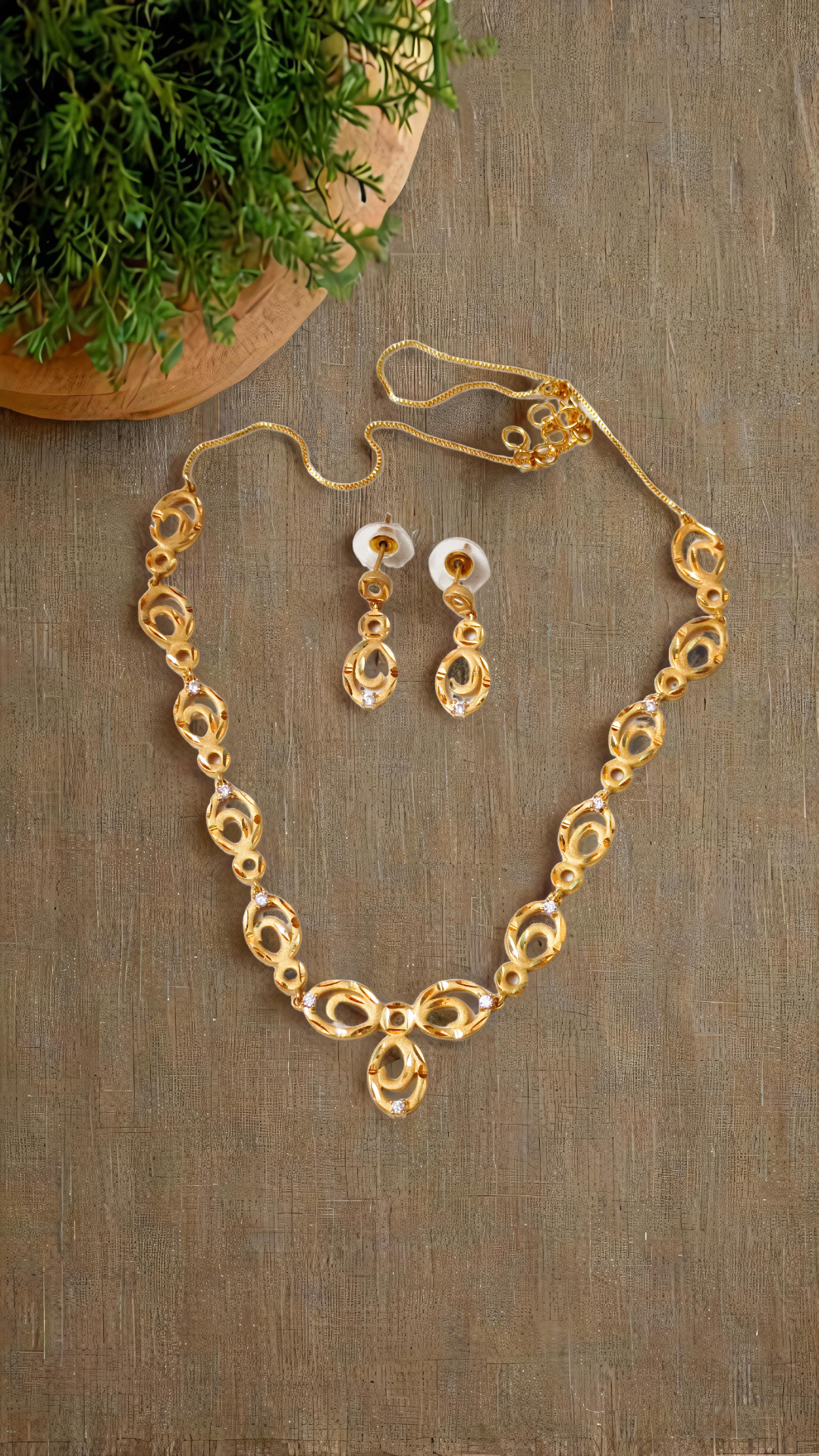 Elegant Gold Necklace Set