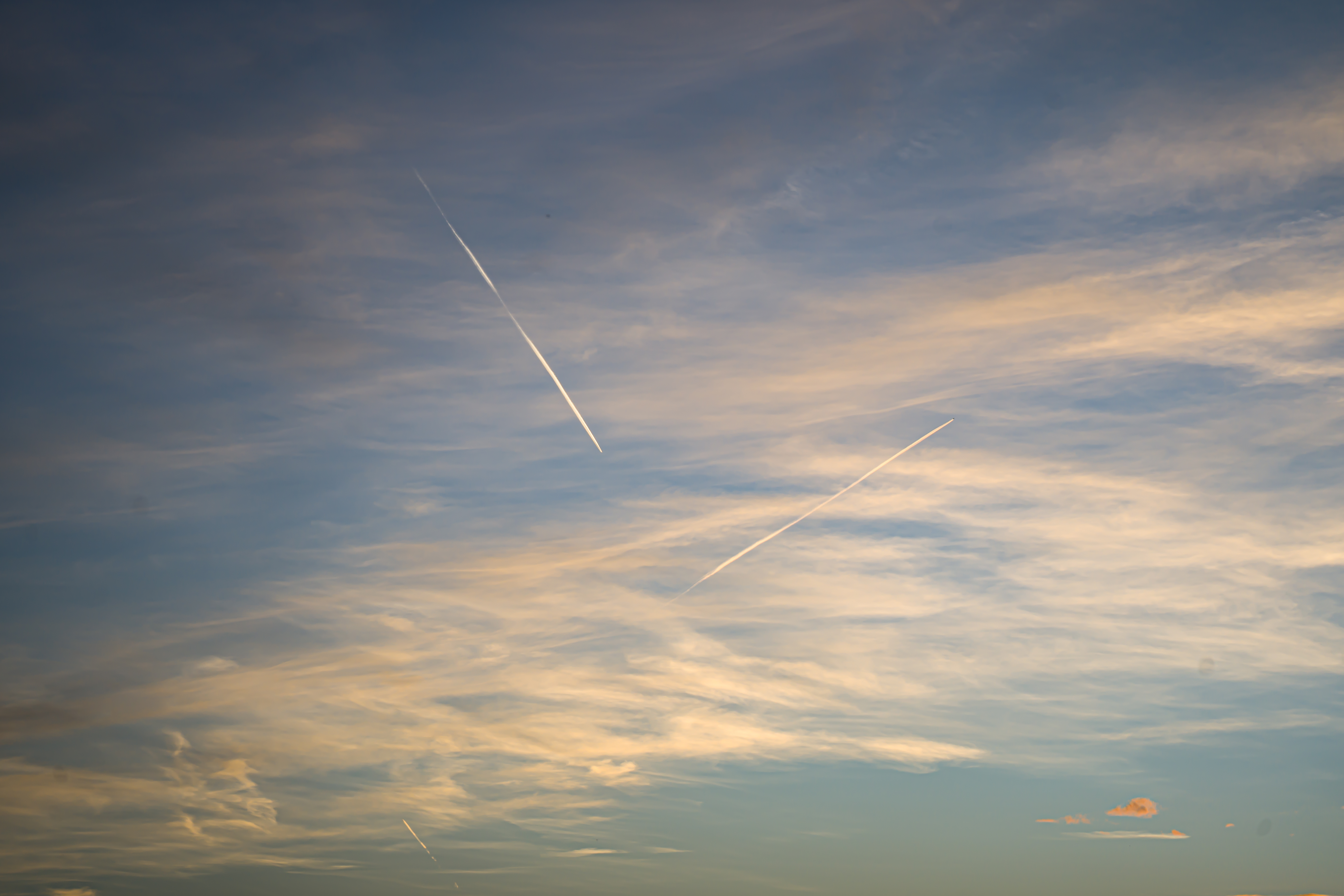 Le coucher de soleil dans le ciel