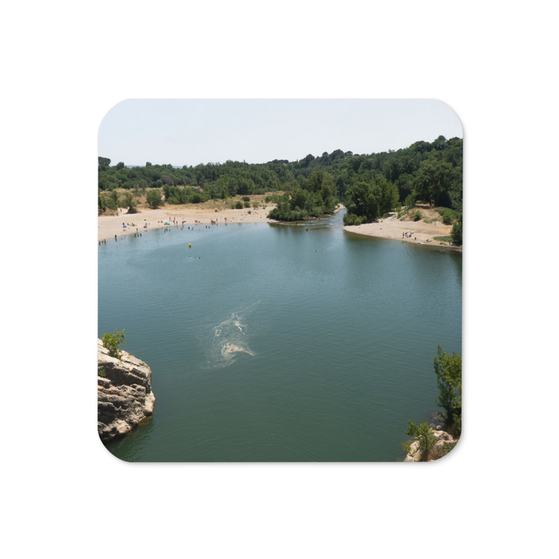 Sous-verre en liège – Plage d'Aniane vue du Pont du Diable | Souvenir d'Occitanie & décoration de table