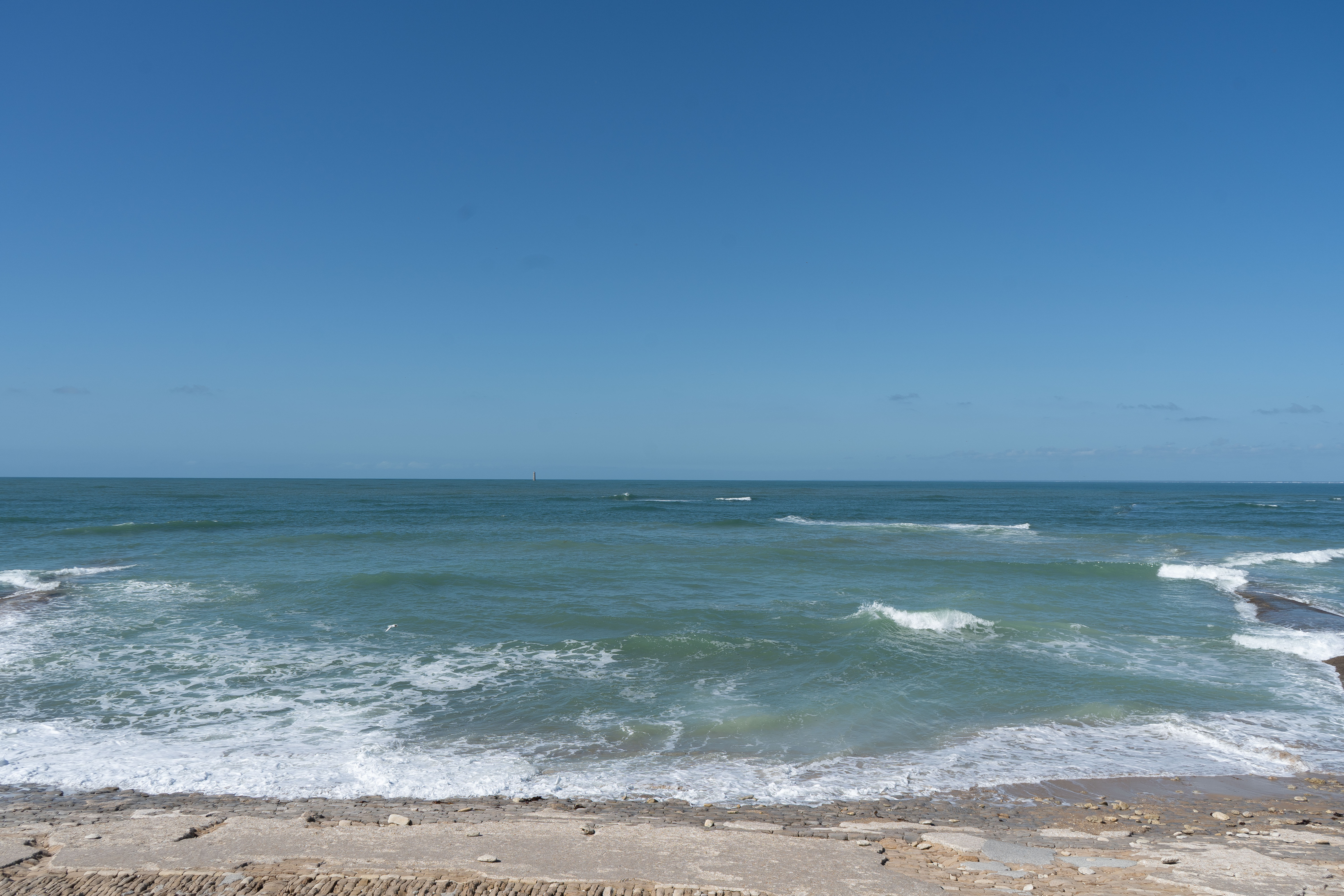 Vagues de l’océan Atlantique au phare des Baleines – Île de Ré