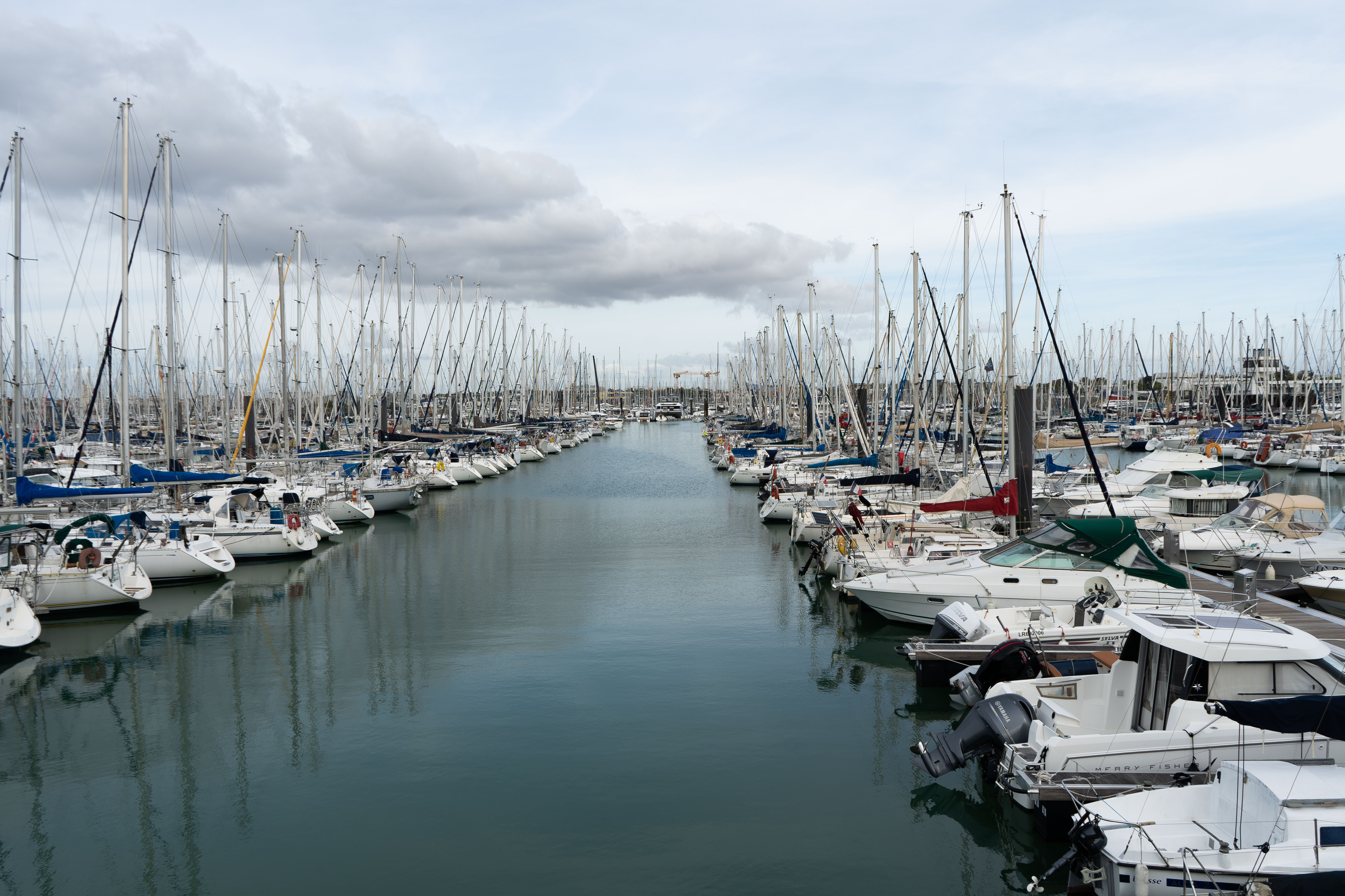 Vue alternative du port de La Rochelle – Sérénité maritime et charme côtier