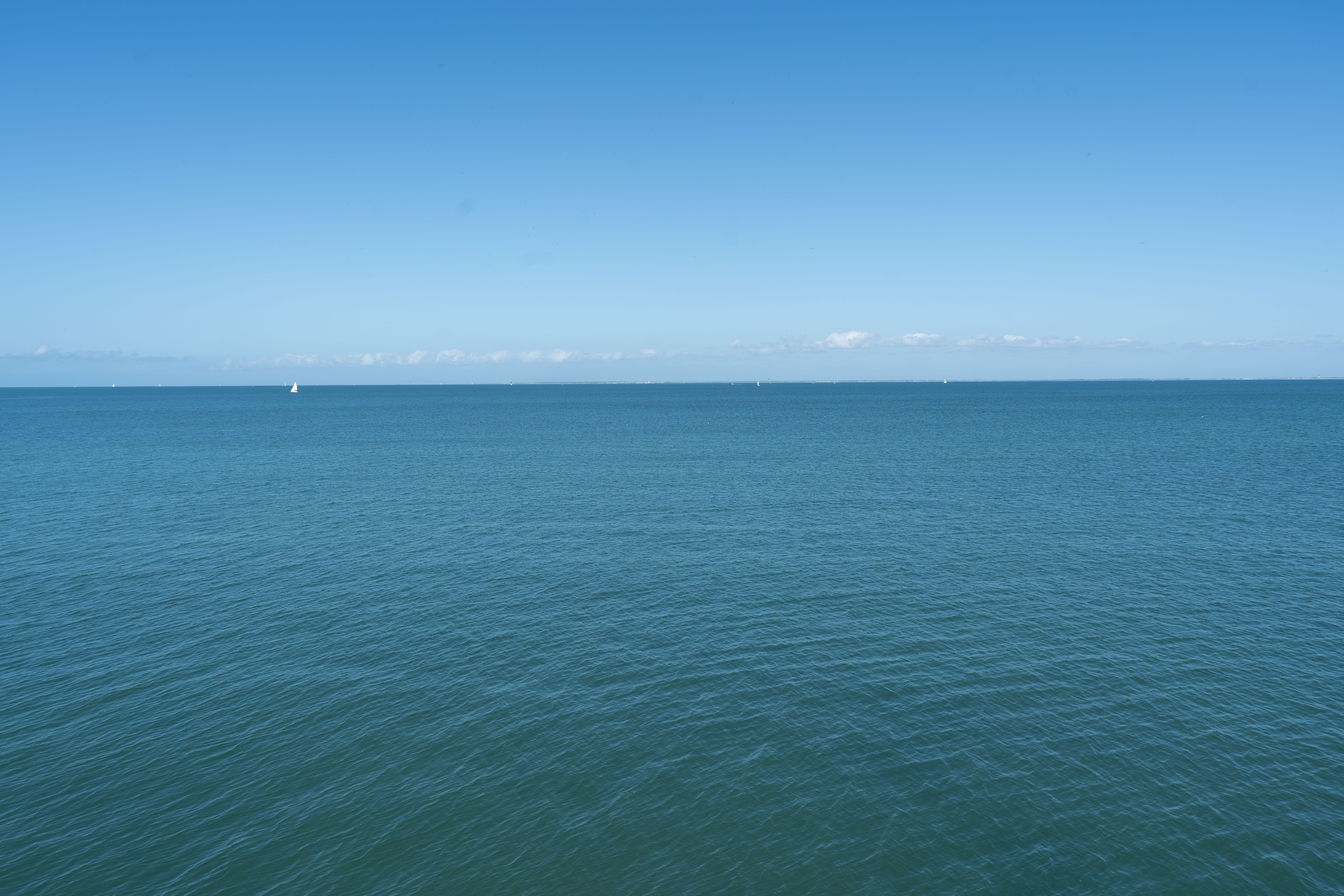 Voilier à l’horizon – Saint-Martin-de-Ré, Île de Ré