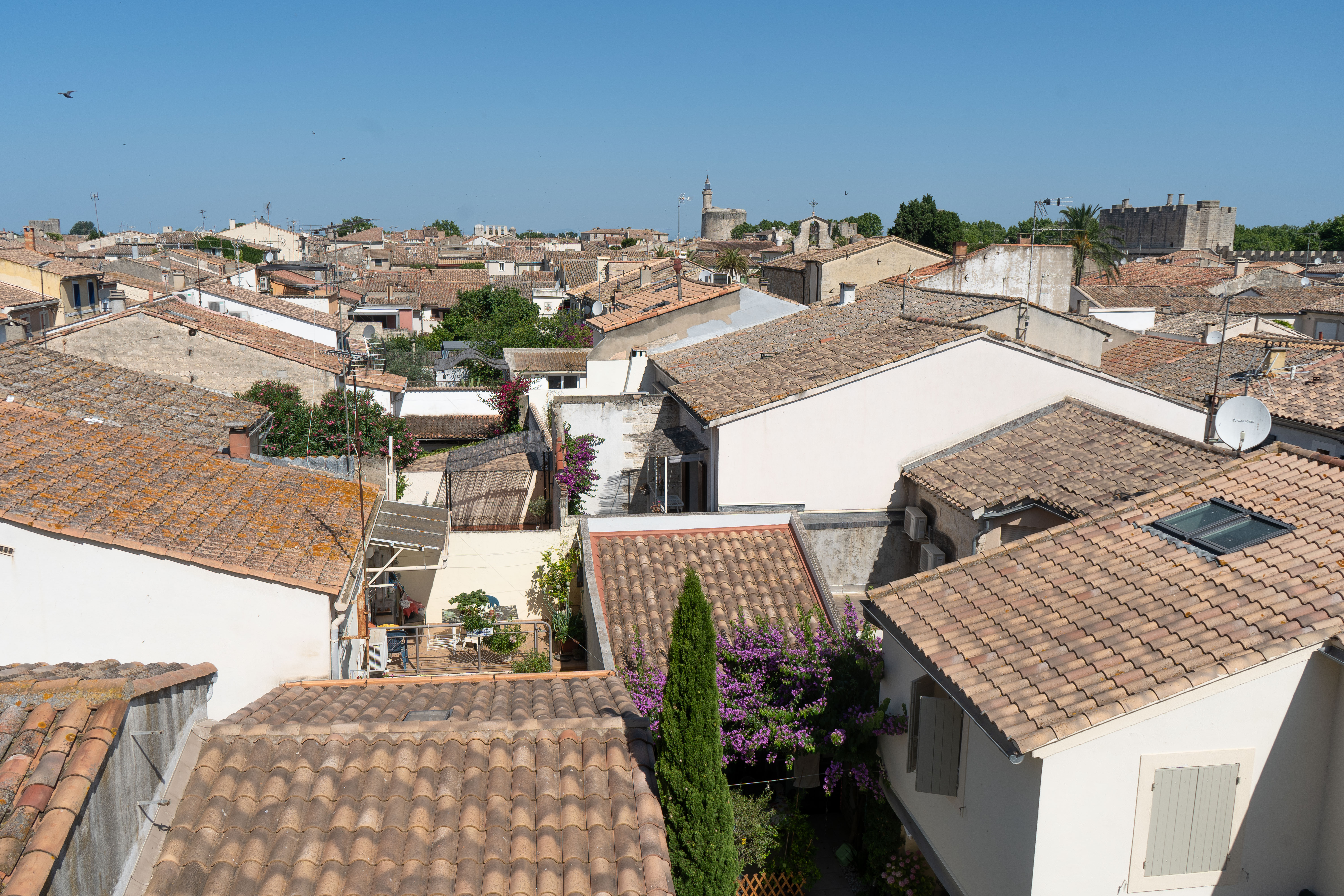 Photo aérienne des toitures d'Aigues Mortes prises depuis la citadelle