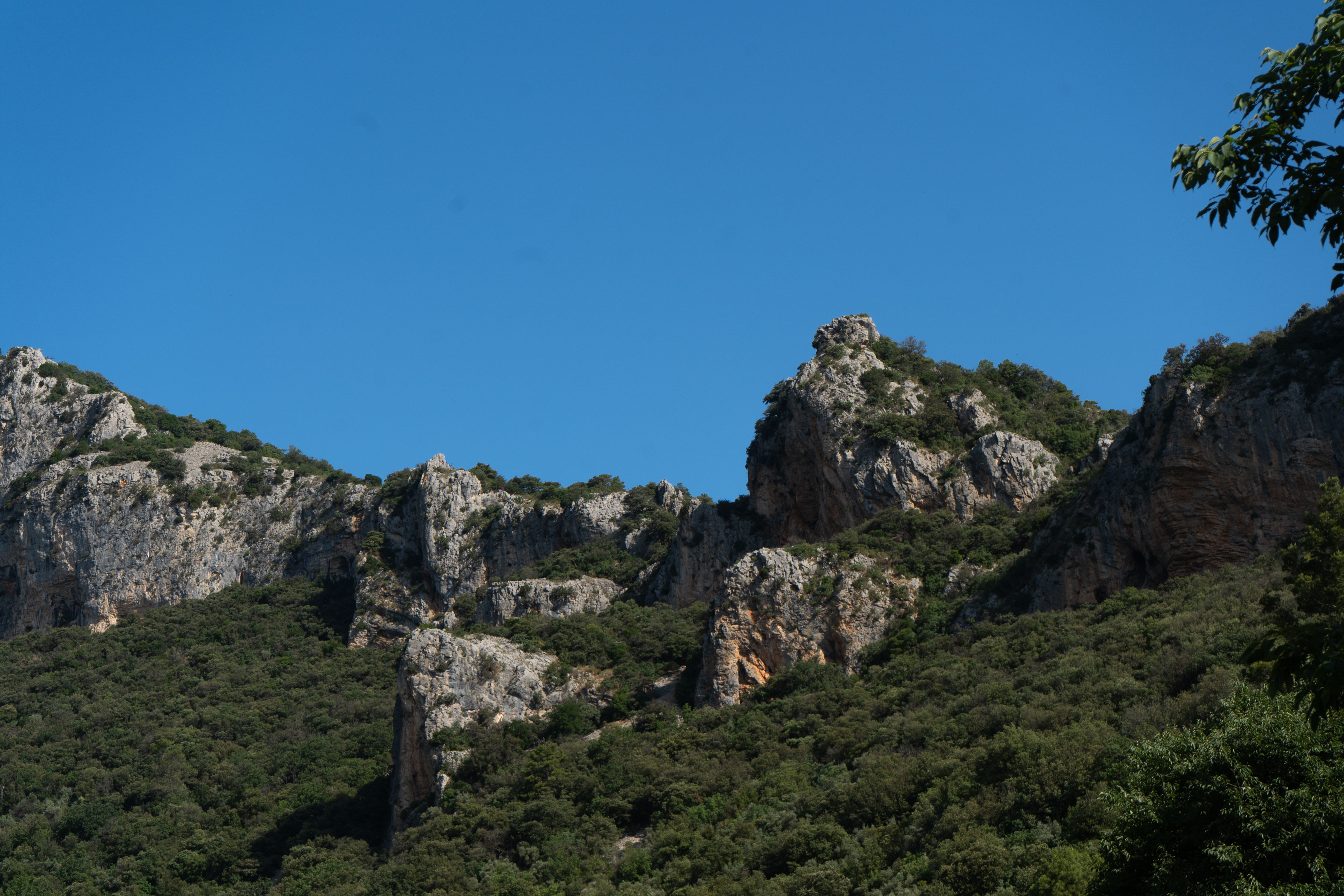 Photo paysage montagnes prise à Saint-Guilhem-le Désert
