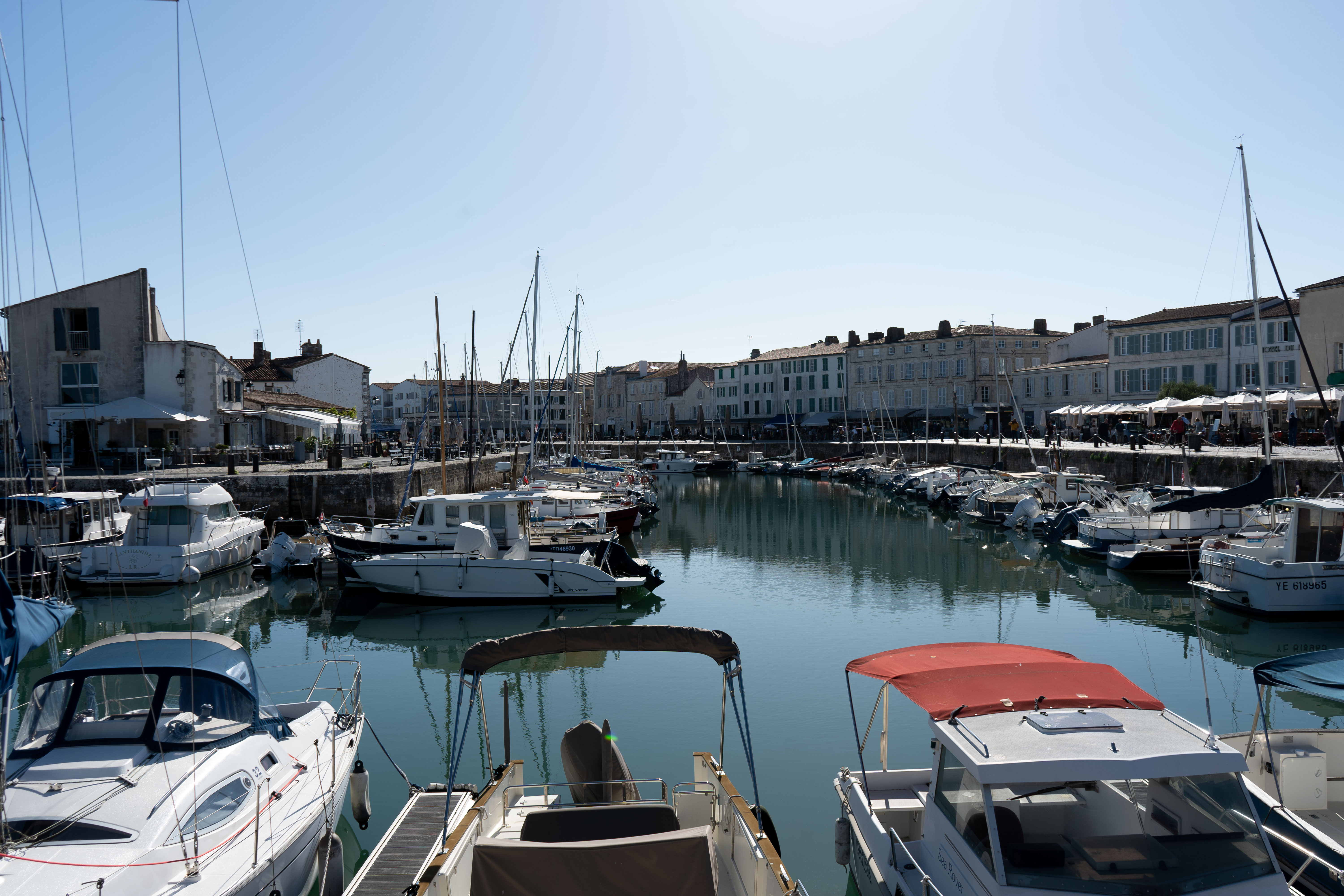 Lumière d’été sur le port de Saint-Martin-de-Ré – Île de Ré, France