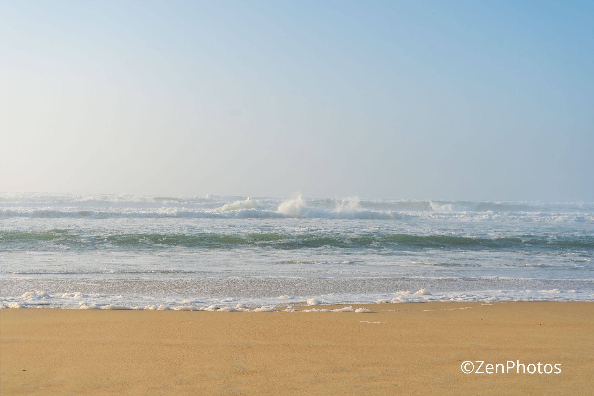 Photo d’art – Vagues océanes avec écume à Vieux Boucau sous lumière douce