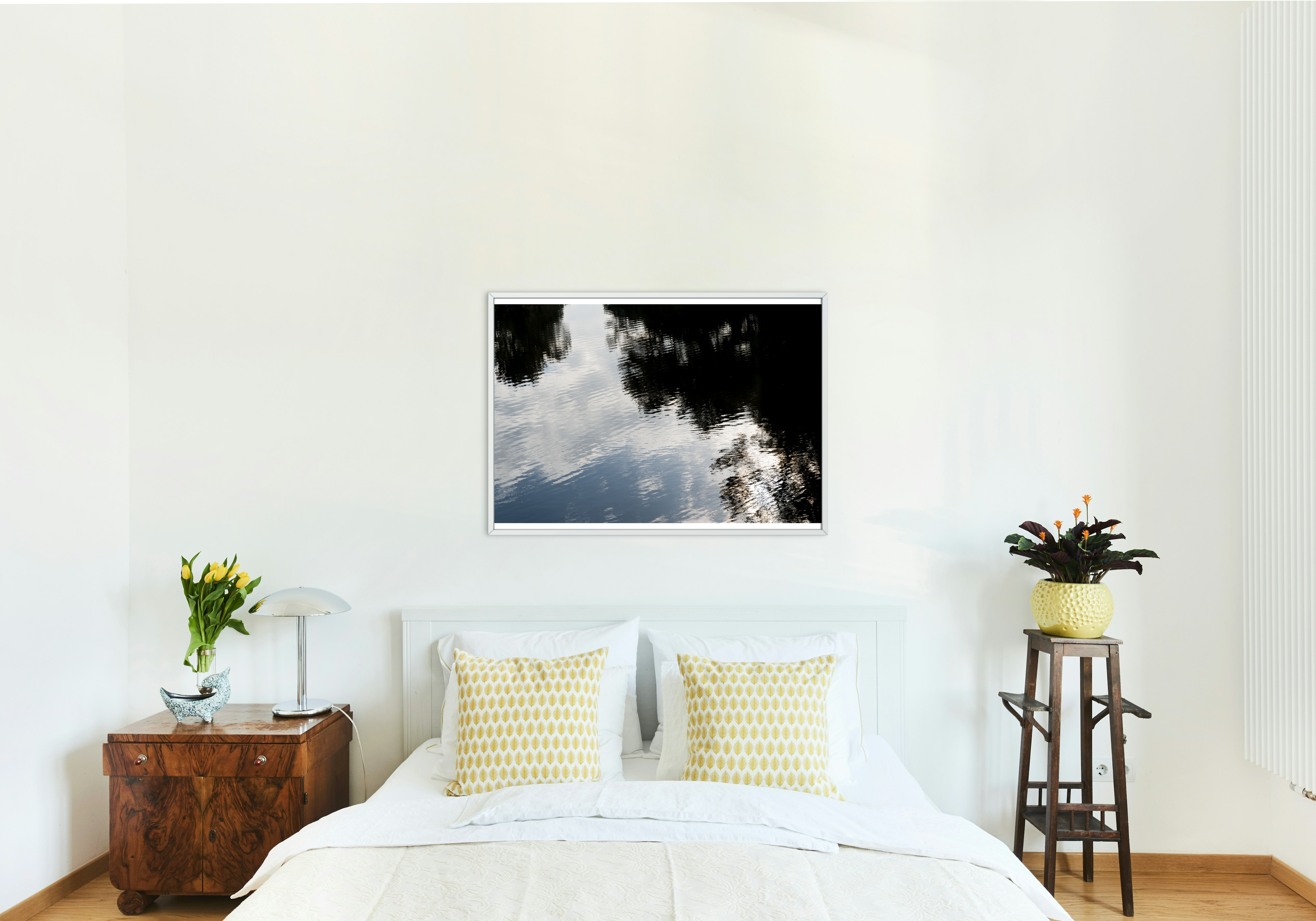 Reflet du ciel et des pins dans l’eau calme