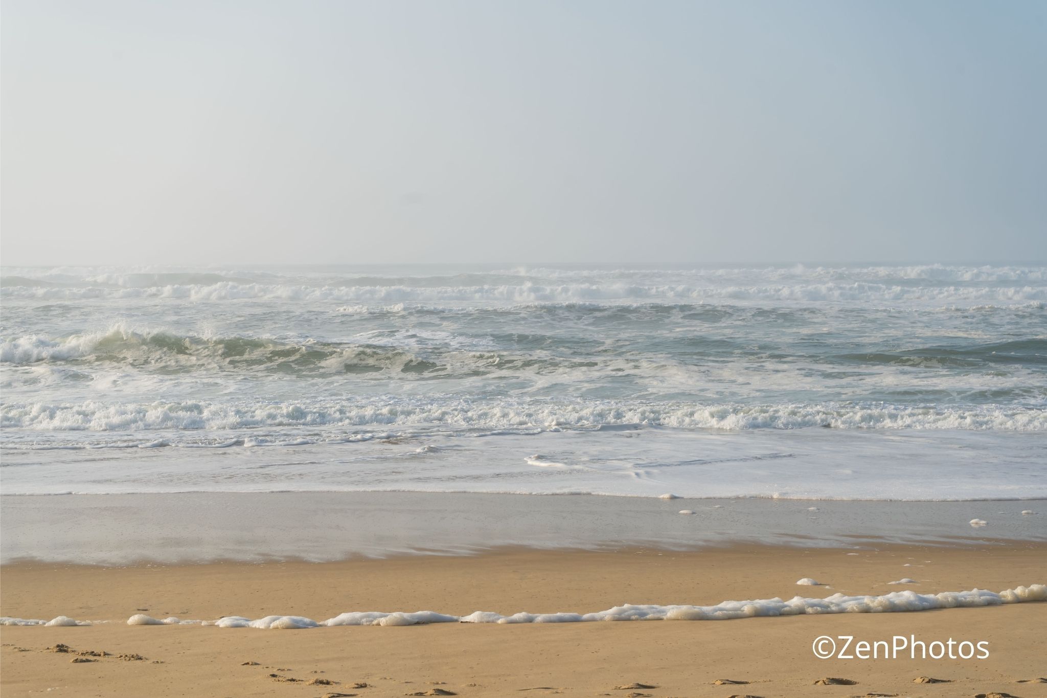 Vagues océaniques et écume sous ciel voilé – Plage de Vieux Boucau