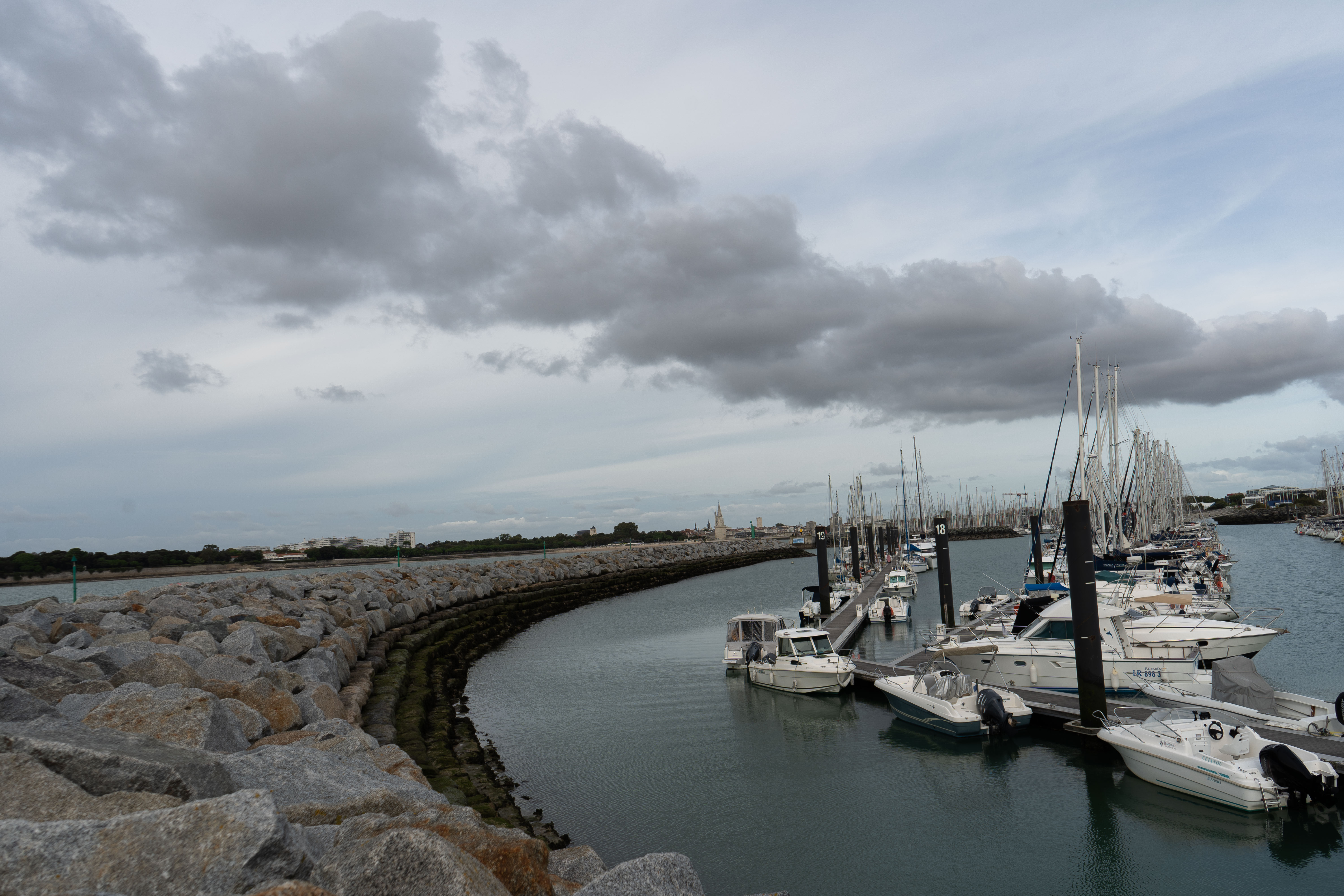 Vue marine depuis le port des Minimes – Les tours de La Rochelle à l’horizon