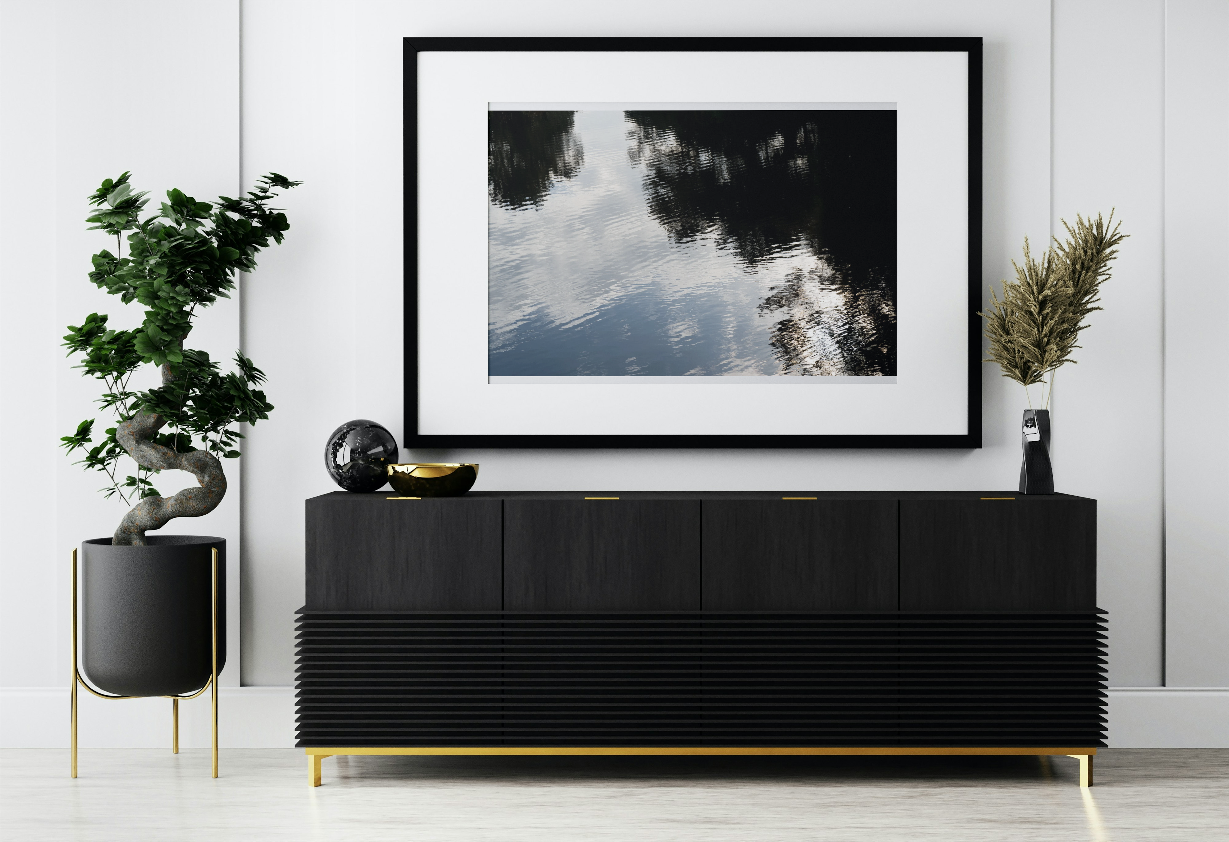 Reflet du ciel et des pins dans l’eau calme