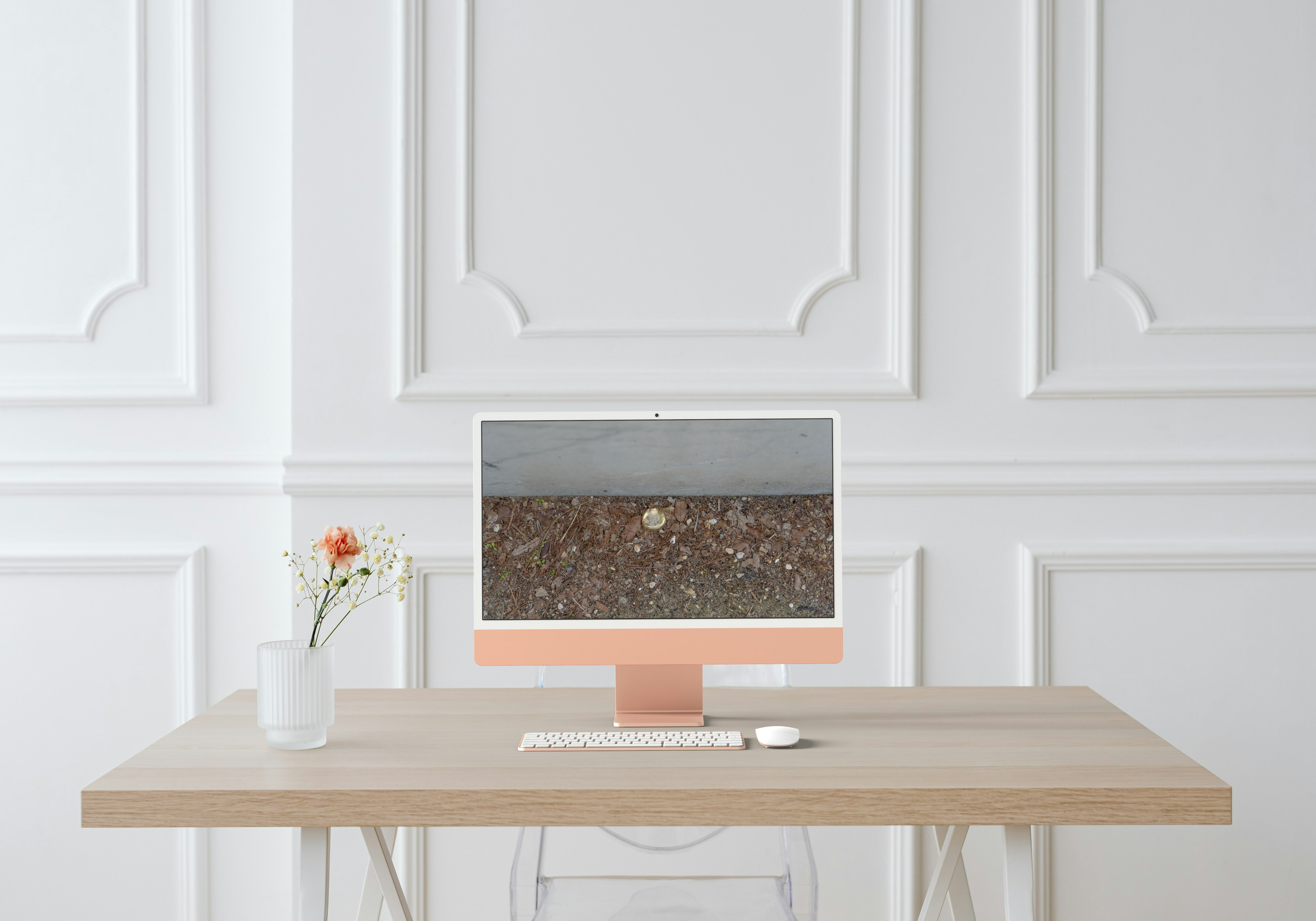 Bouchon oublié sur tapis forestier