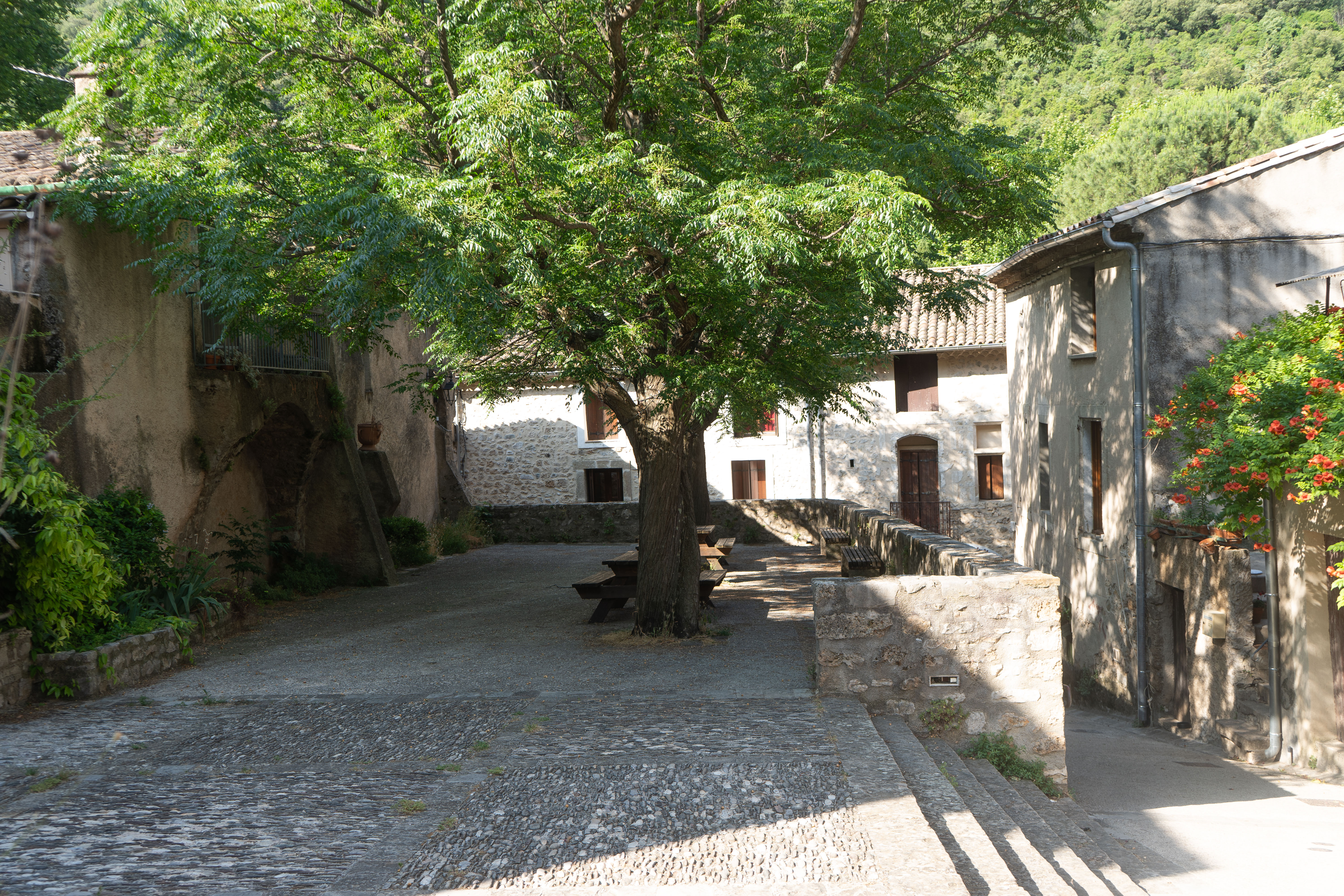 Photo d'une place prise à Saint-Guilhem-le Désert