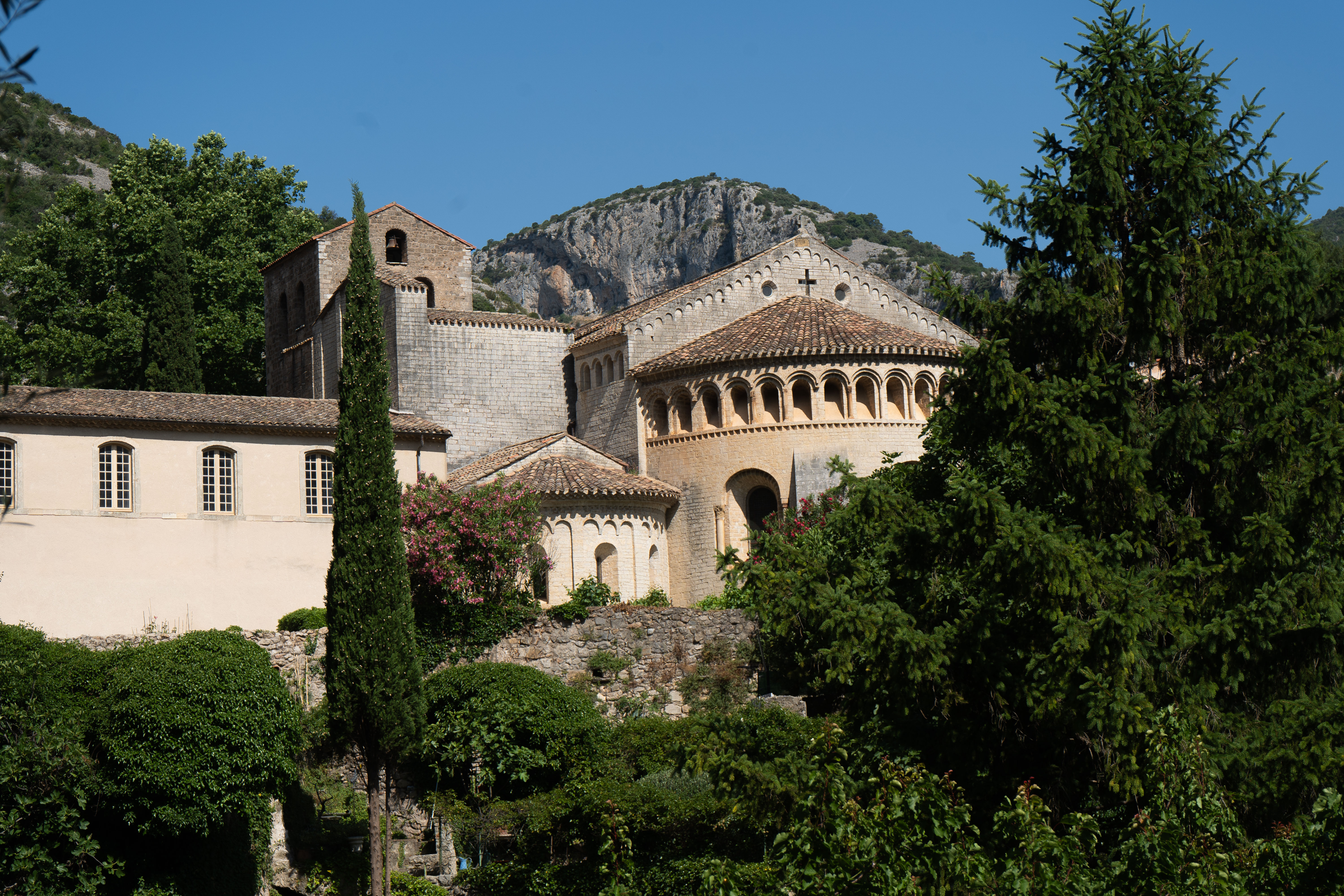 Abbaye de Gellone – Sérénité Romane au Cœur de la Nature3