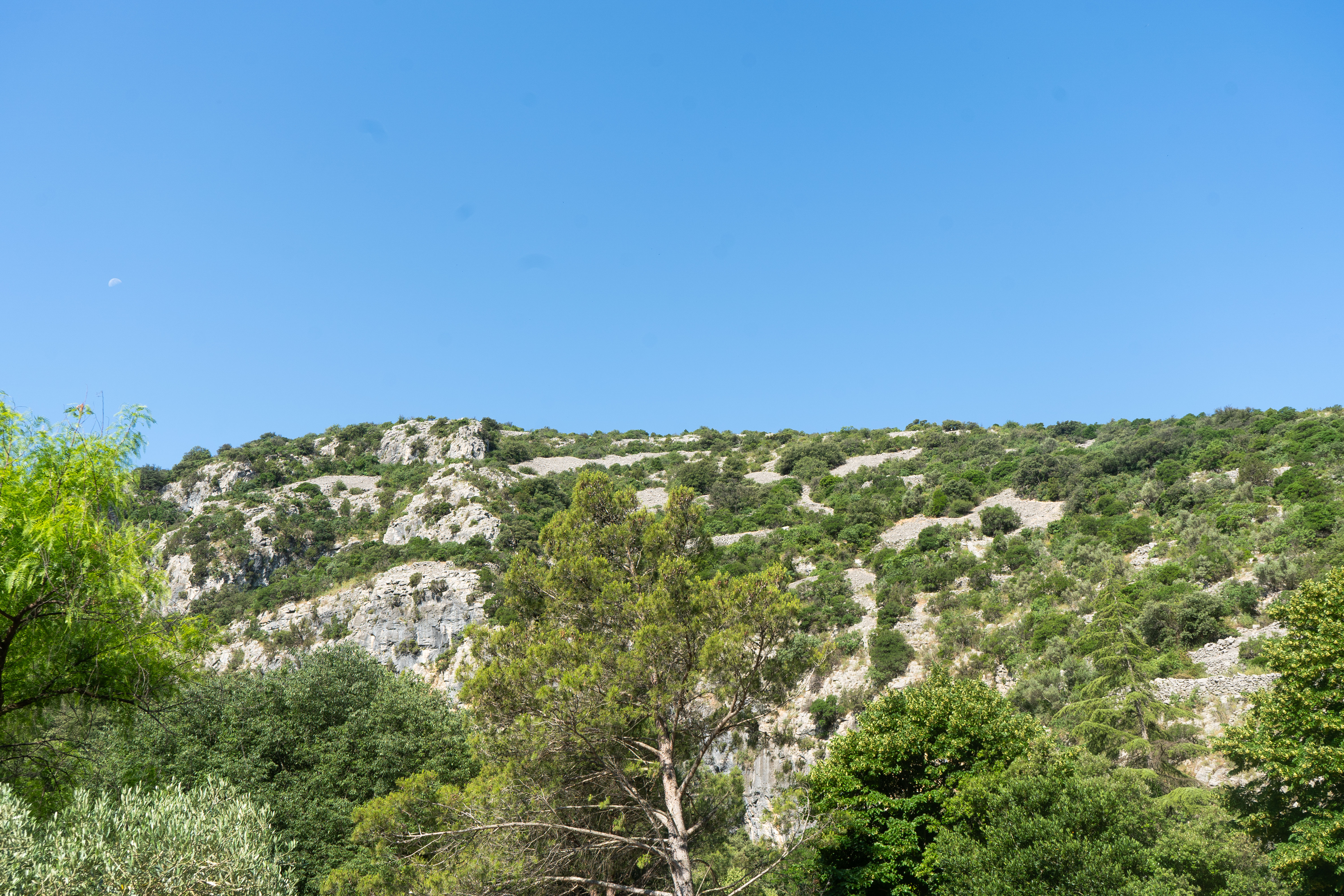 Magnifique photo des montagnes prise à Saint-Guilhem-le Désert