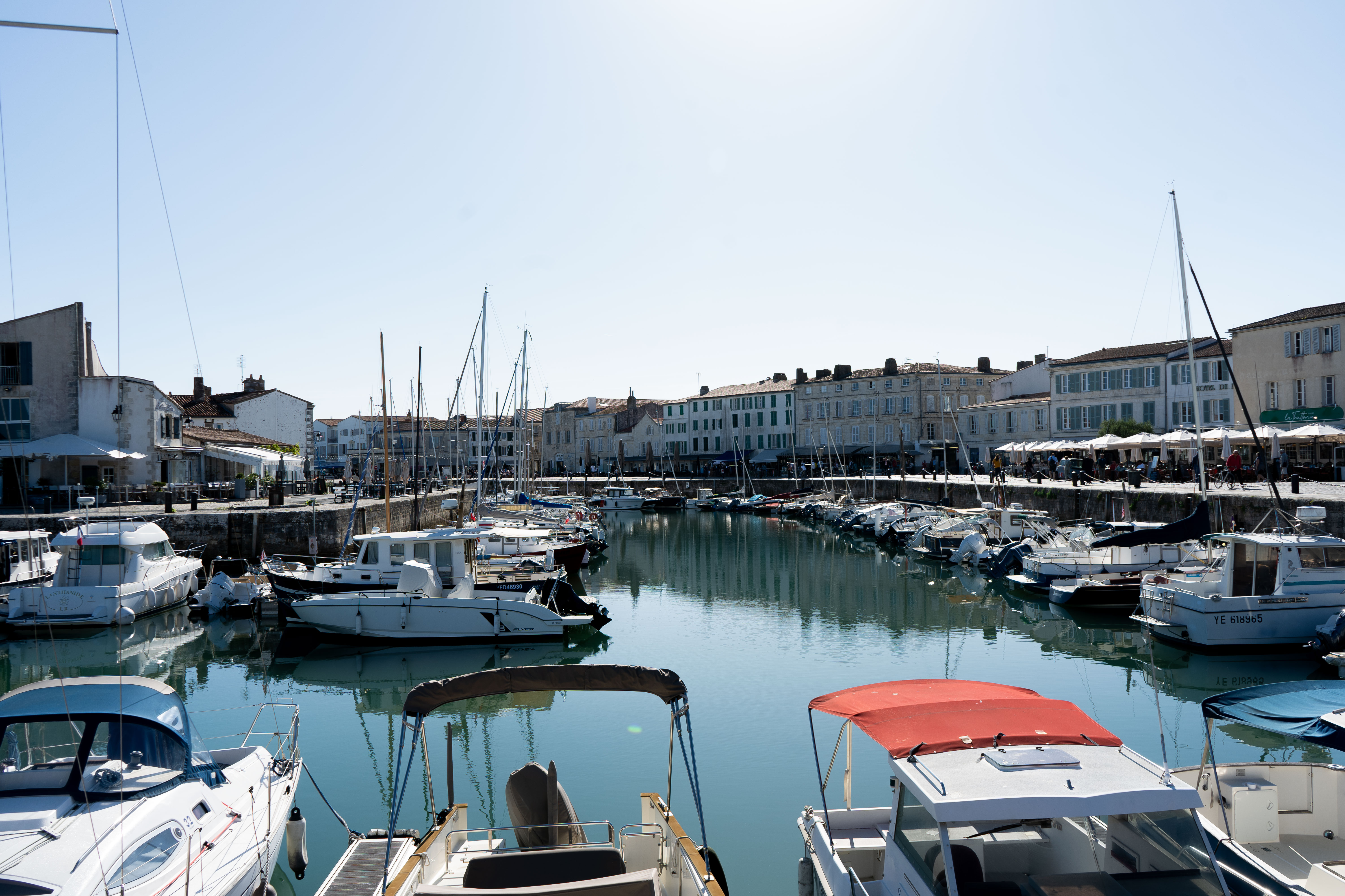 Vue ensoleillée du port de Saint-Martin-de-Ré – Île de Ré, France