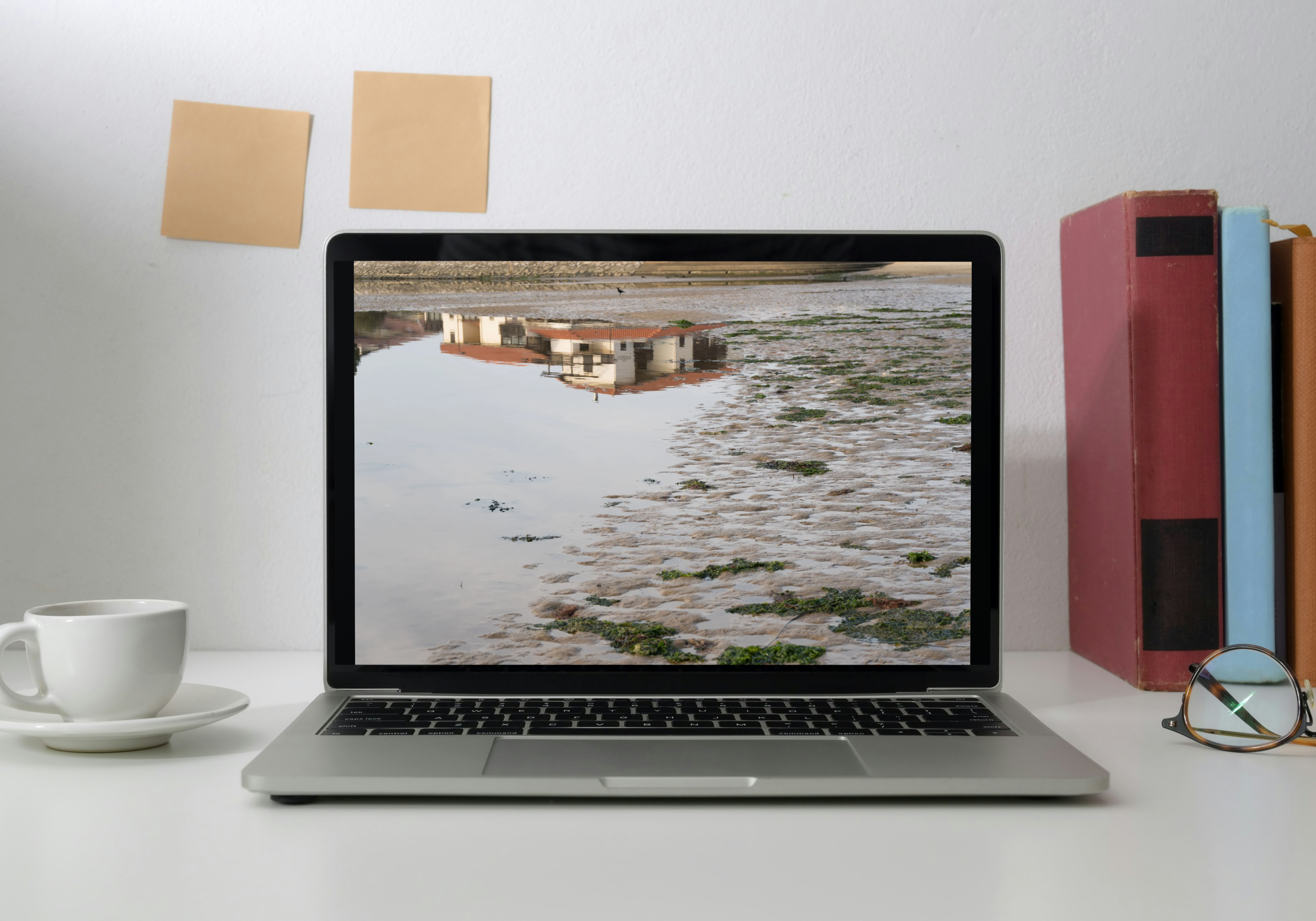 Reflet abstrait d’une maison sur l’eau – Plage de Vieux-Boucau