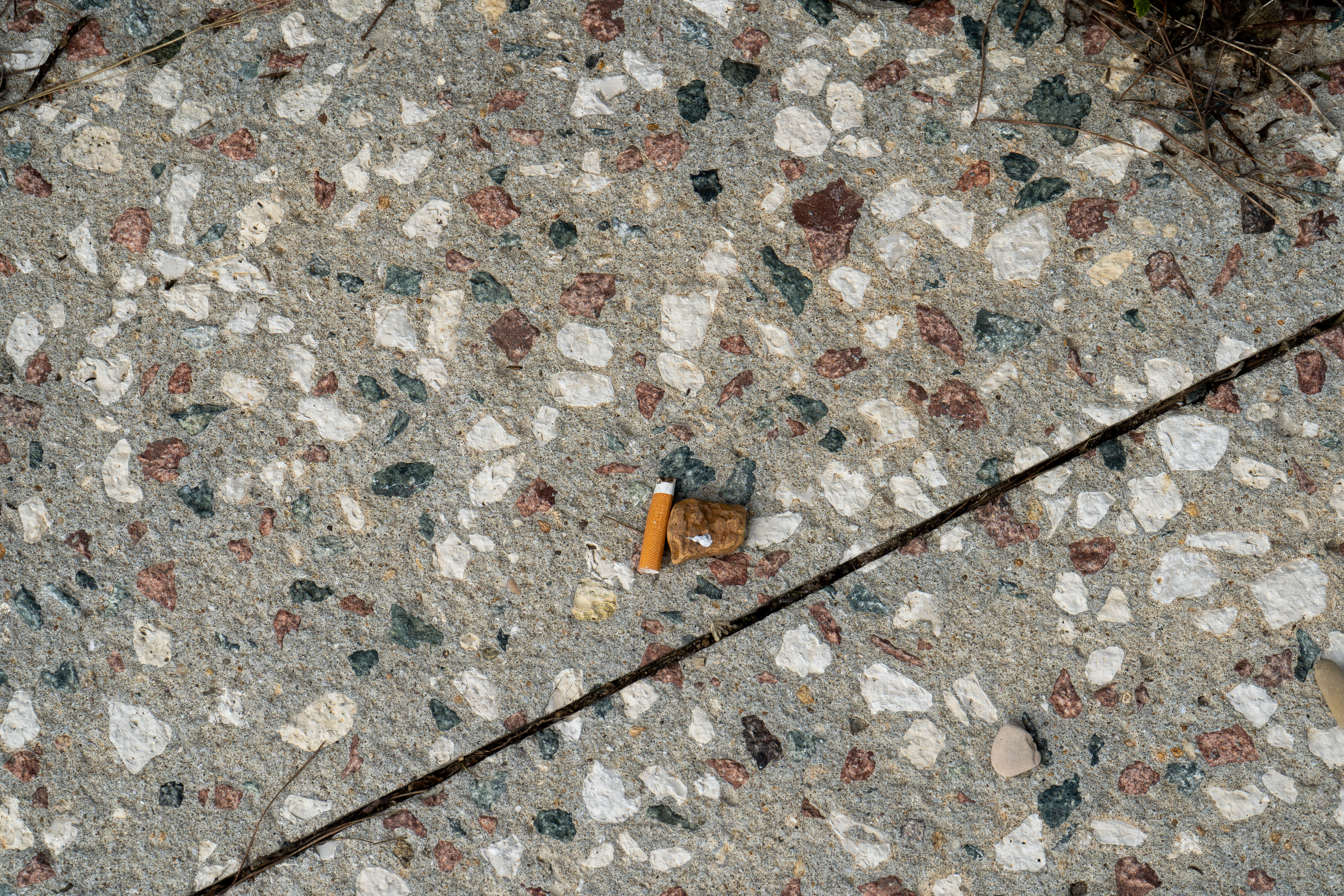 Cigarette sur pavé, silence urbain