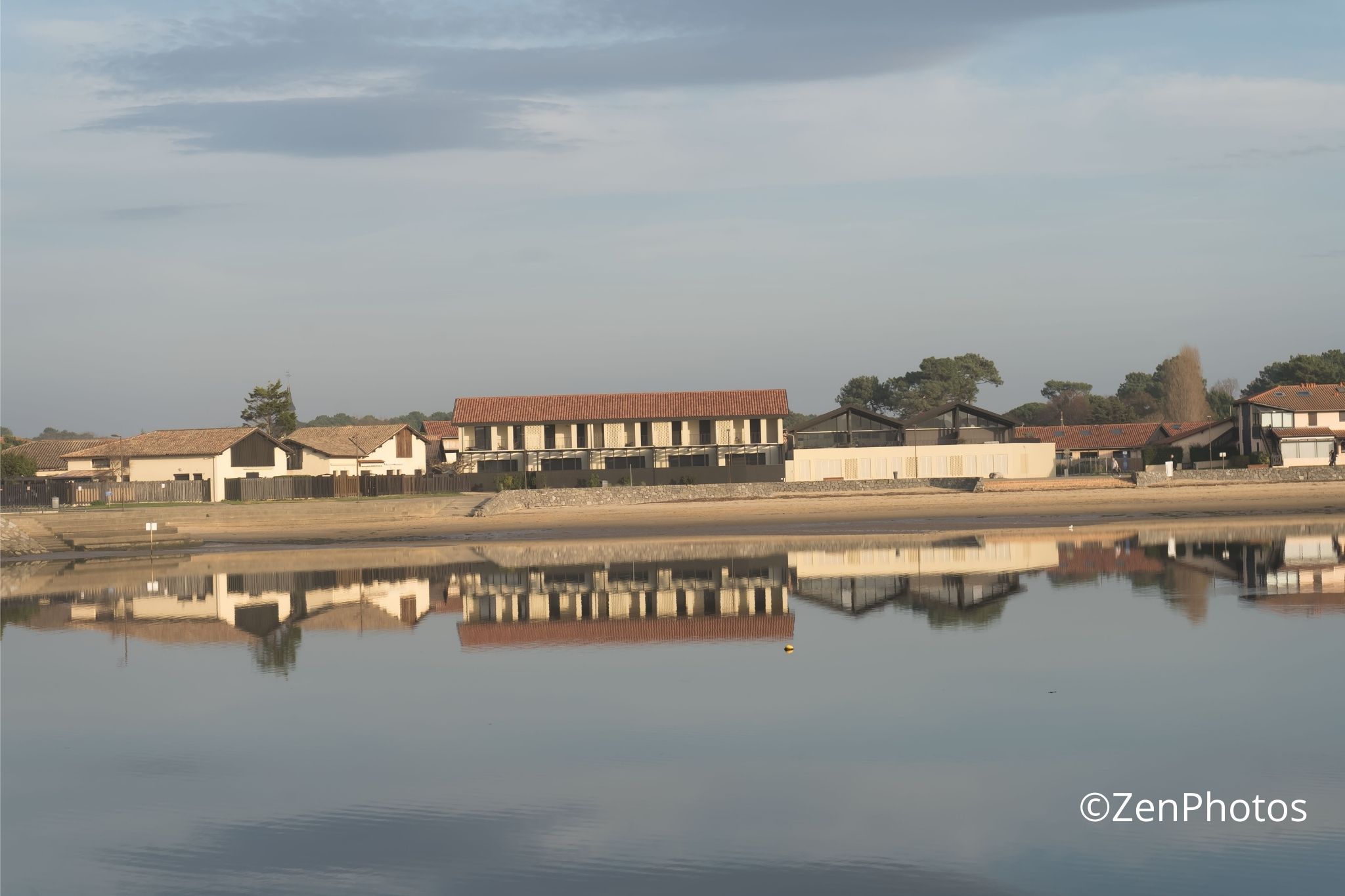 Reflets ensoleillés des résidences sur le lac de Port d’Albret