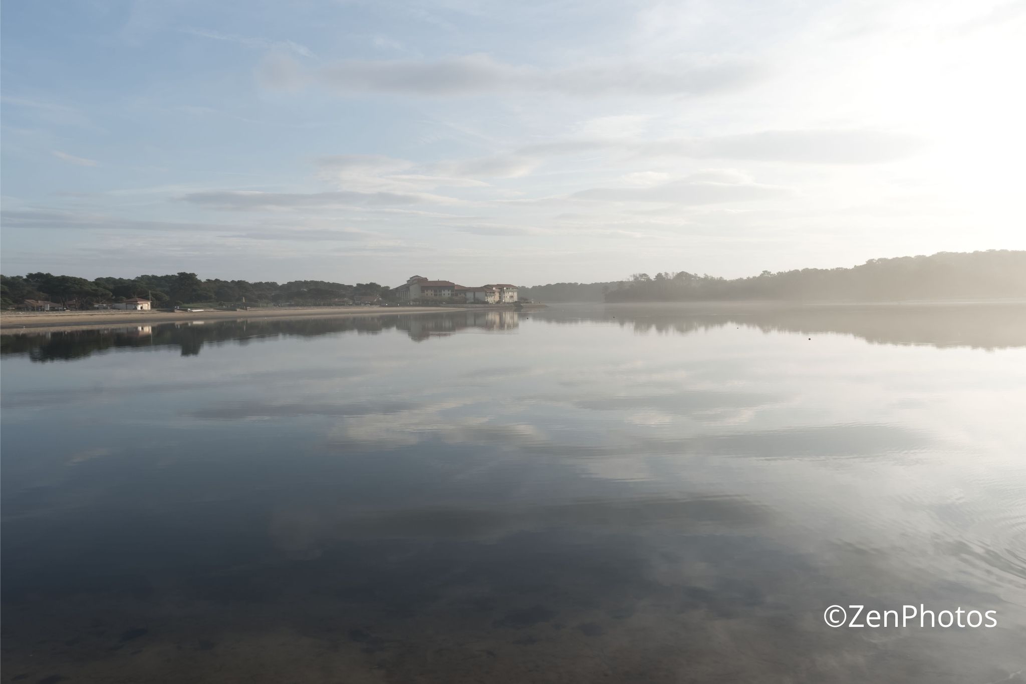 Vue paisible du lac de Port d’Albret depuis Vieux-Boucau